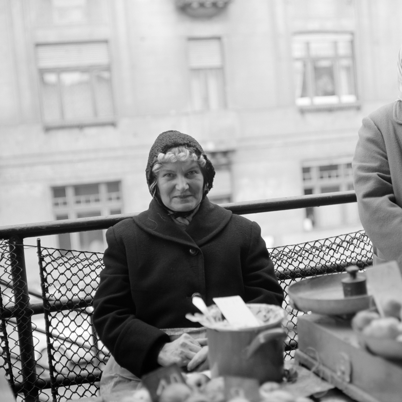 Hungary, Budapest II., Fény utcai piac., 1967, Zofia Rydet, portrait, smile, seller, Budapest, scale, Fortepan #196153