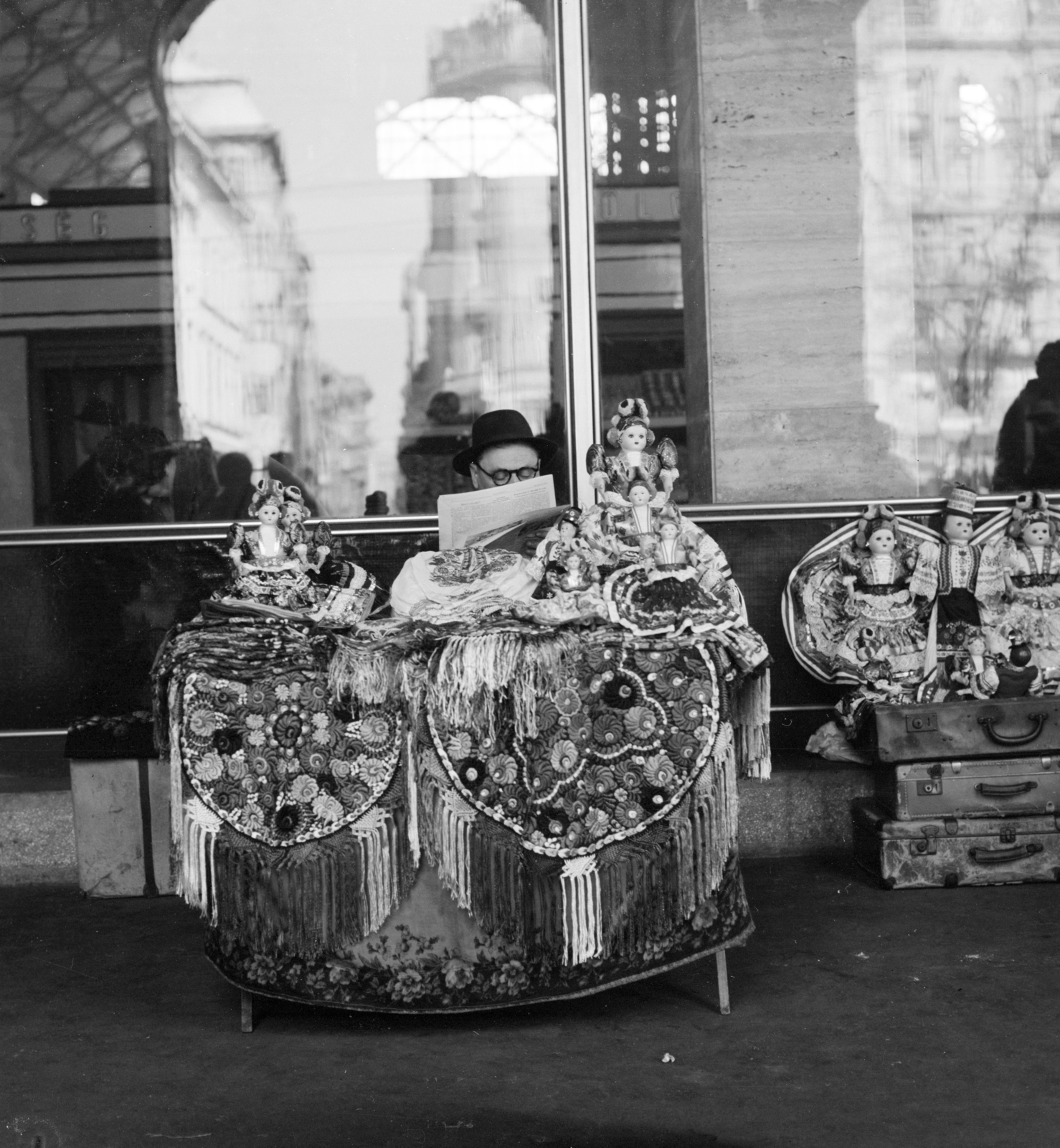 Hungary, Budapest IX., Fővám (Dimitrov) tér, Központi Vásárcsarnok, matyó kézimunkaárus a főkapu melletti árkád alatt., 1967, Zofia Rydet, doll, suitcase, handcraft, folk costume, seller, Budapest, Fortepan #196154