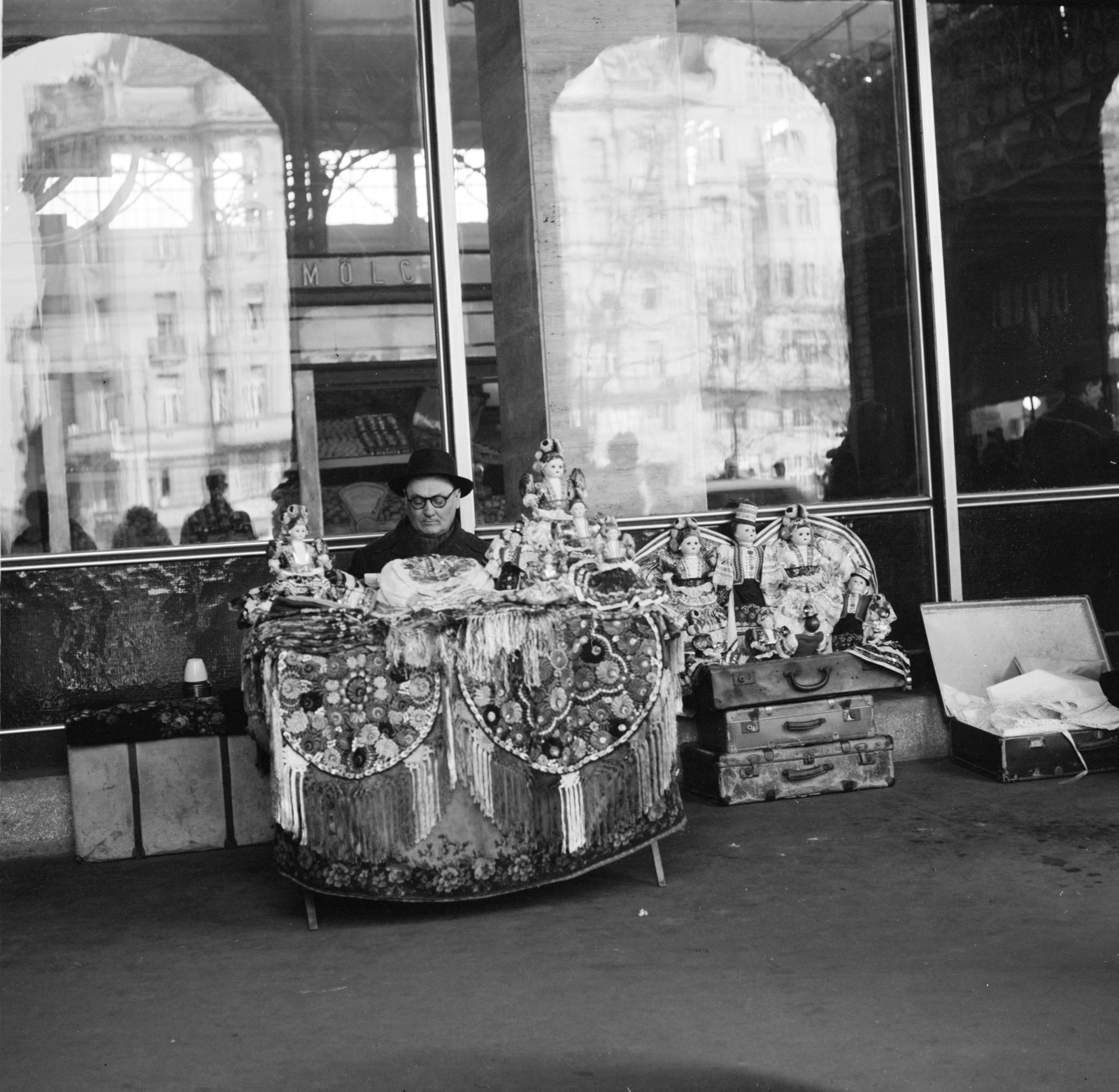 Hungary, Budapest IX., Fővám (Dimitrov) tér, Központi Vásárcsarnok, matyó kézimunkaárus a főkapu melletti árkád alatt., 1967, Zofia Rydet, doll, suitcase, handcraft, folk costume, seller, Budapest, Fortepan #196155