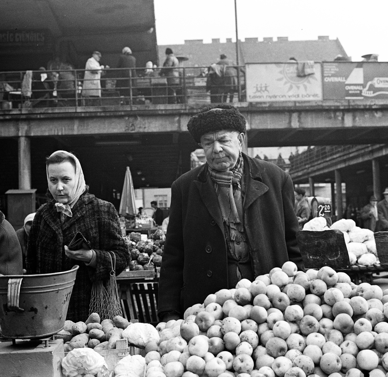 Hungary, Budapest II., Fény utcai piac., 1967, Zofia Rydet, market, seller, Budapest, Fortepan #196162