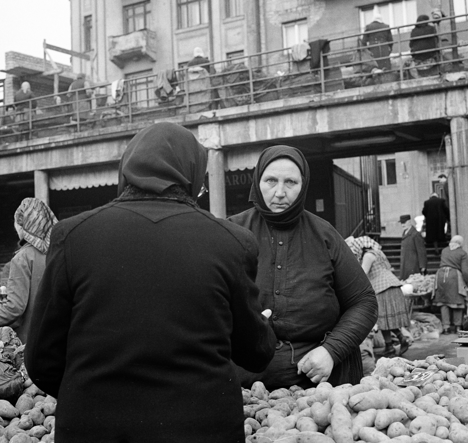 Hungary, Budapest II., Fény utcai piac., 1967, Zofia Rydet, market, headscarf, seller, Budapest, Fortepan #196164