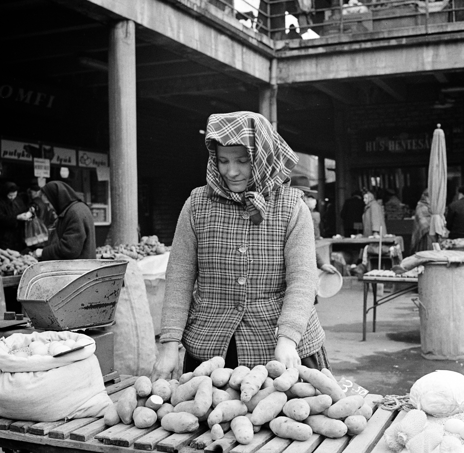 Hungary, Budapest II., Fény utcai piac., 1967, Zofia Rydet, market, seller, Budapest, Fortepan #196166