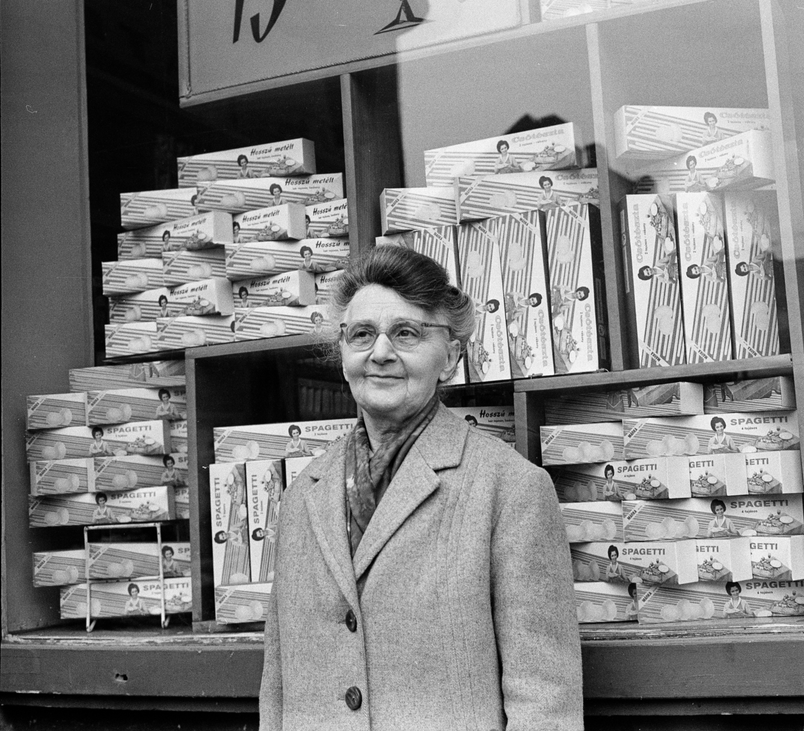 Hungary, Budapest II., Fény utcai piac., 1967, Zofia Rydet, seller, pastry, Budapest, Fortepan #196169