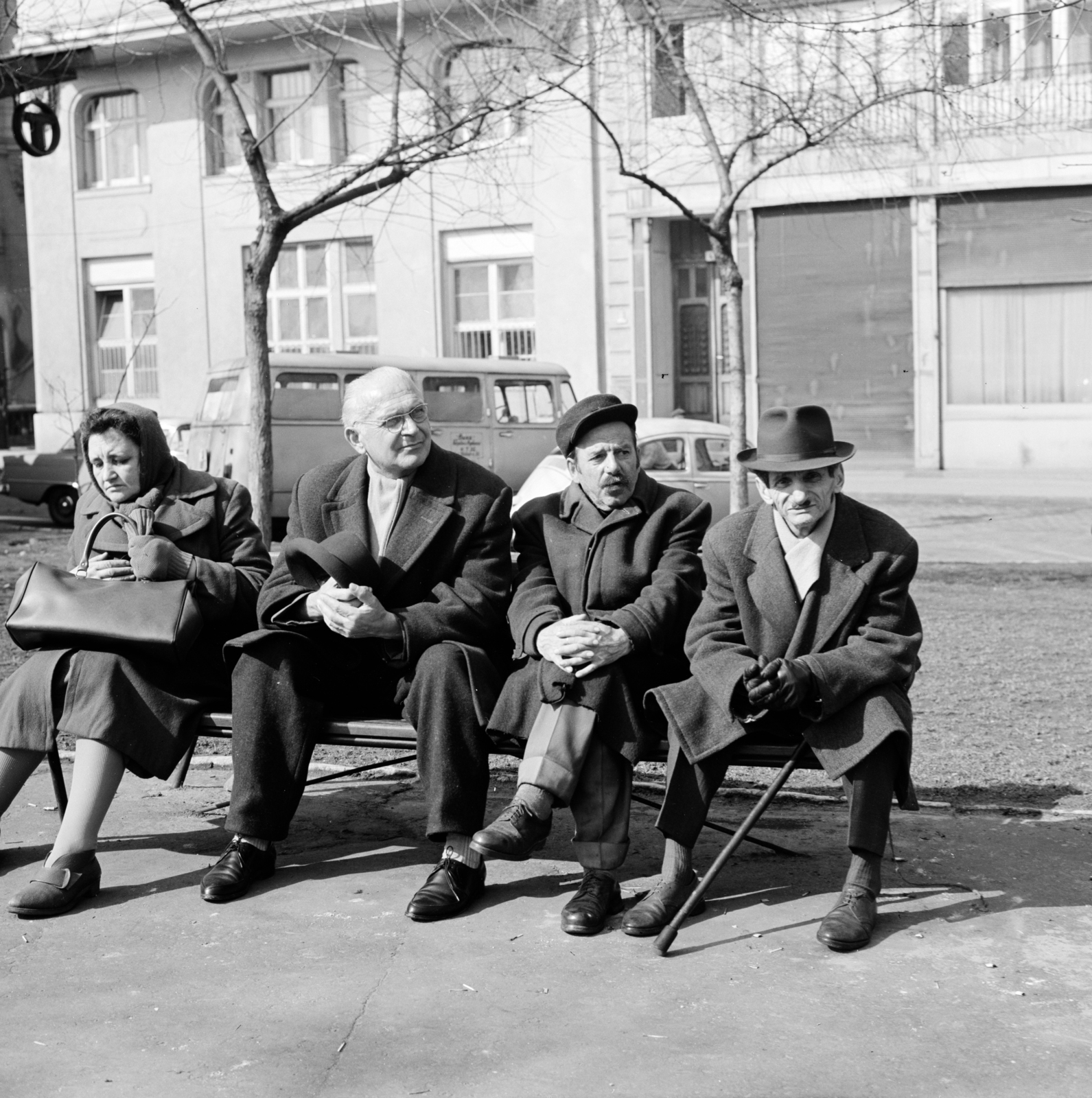 Hungary, Budapest V., Fővám (Dimitrov) tér., 1967, Zofia Rydet, bench, Budapest, Fortepan #196172