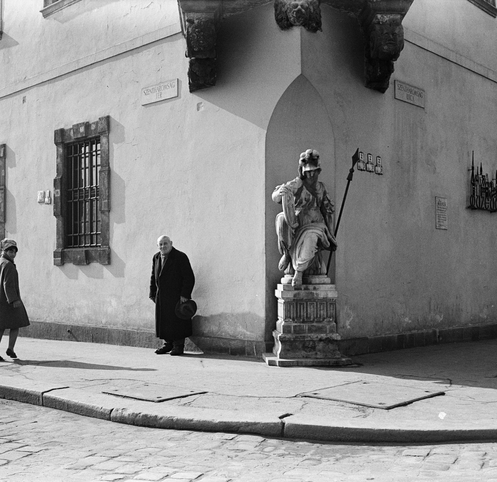 Magyarország, budai Vár, Budapest I., Szentháromság utca - Tárnok utca sarok, Pallasz Athéné szobra (másolat) a régi budai városháza épületén., 1967, Zofia Rydet, Budapest, Pallasz Athéné-ábrázolás, Fortepan #196175