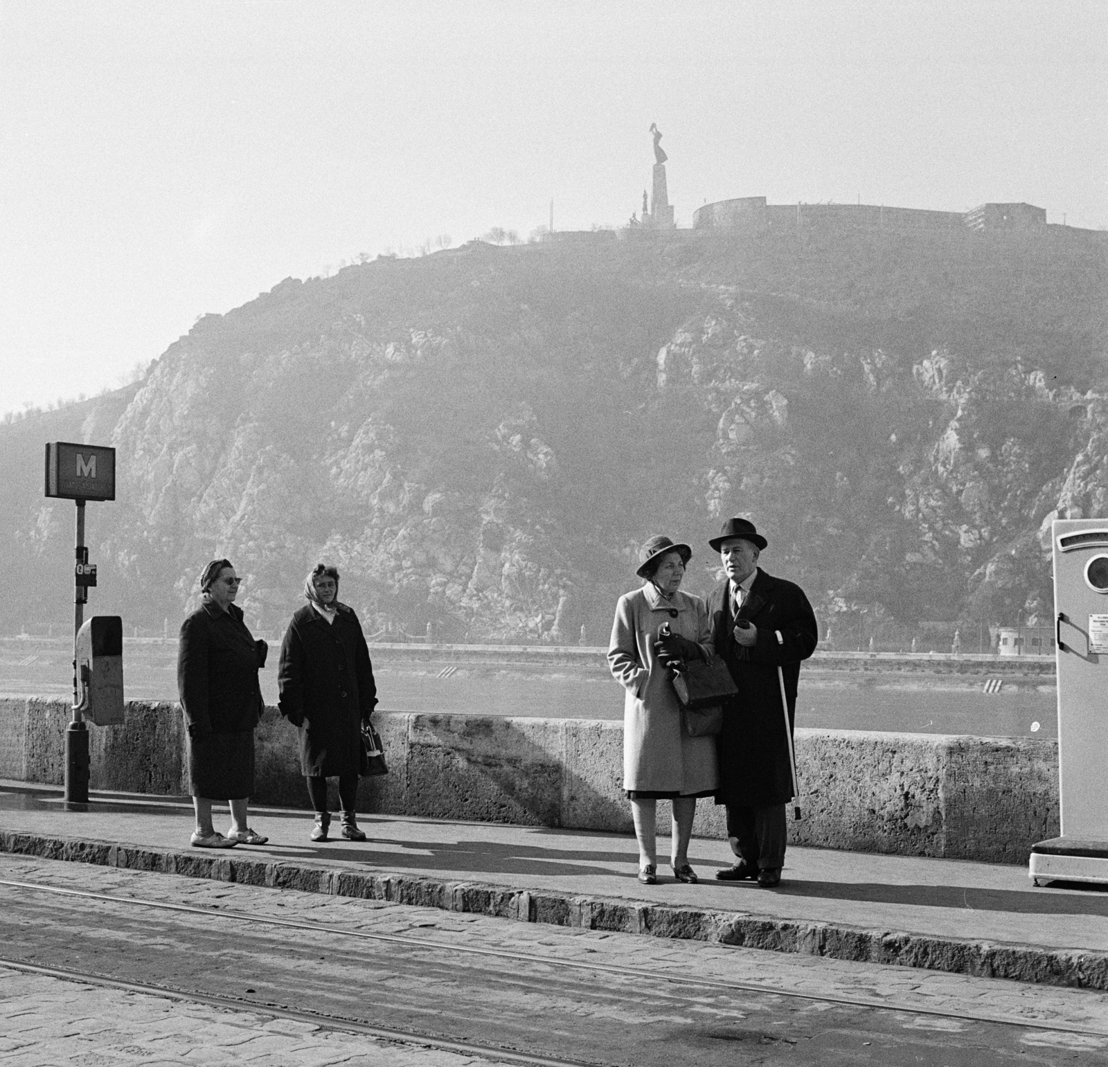 Hungary, Budapest V.,Budapest XI.,Budapest I., Belgrád rakpart, háttérben a Gellért-hegy., 1967, Zofia Rydet, hat, sculpture, tram stop, trash can, Budapest, scale, Fortepan #196176
