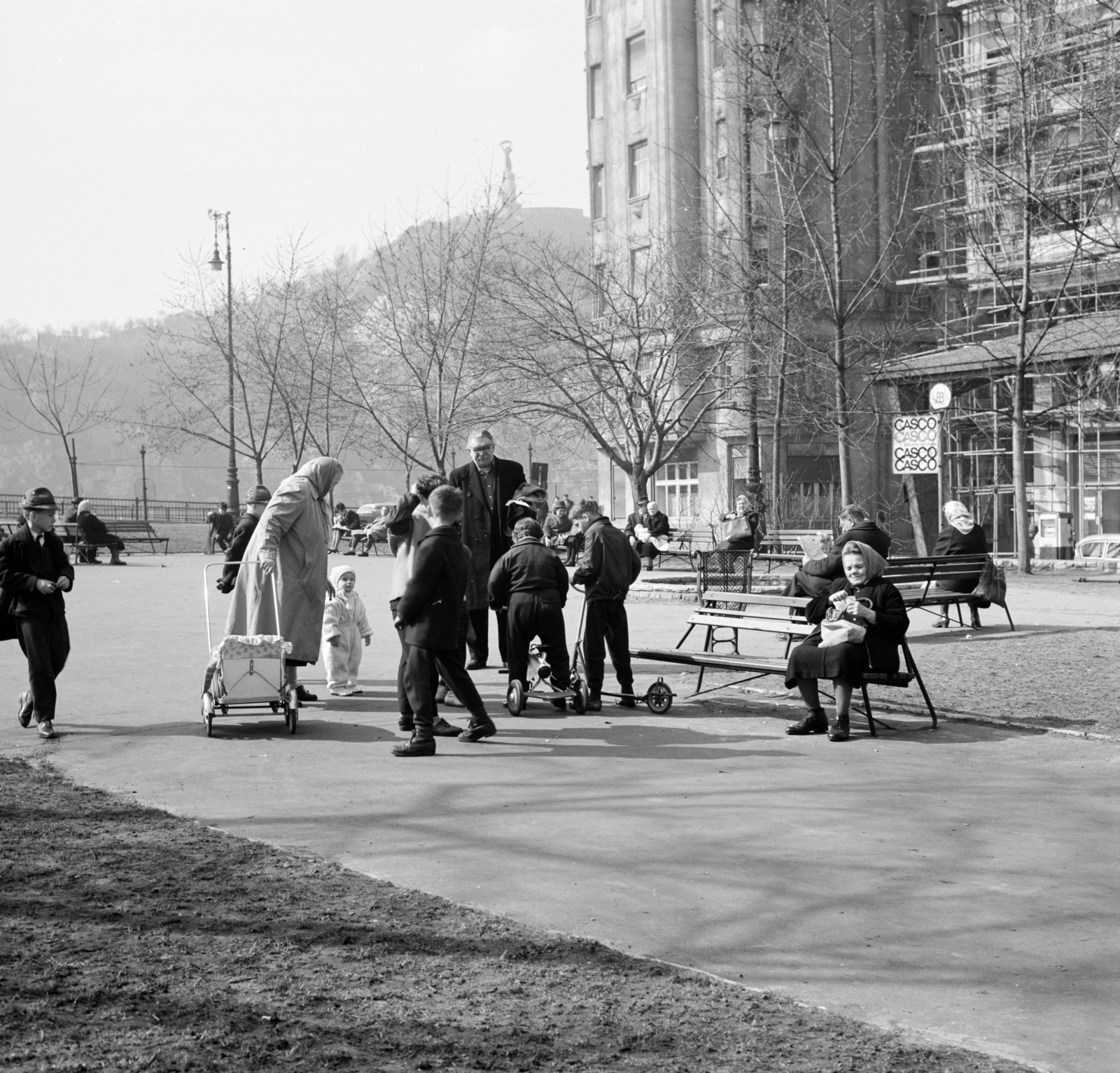 Hungary, Budapest V., Fővám (Dimitrov) tér, háttérben a Gellért-hegy., 1967, Zofia Rydet, baby carriage, scooter, Budapest, Fortepan #196179