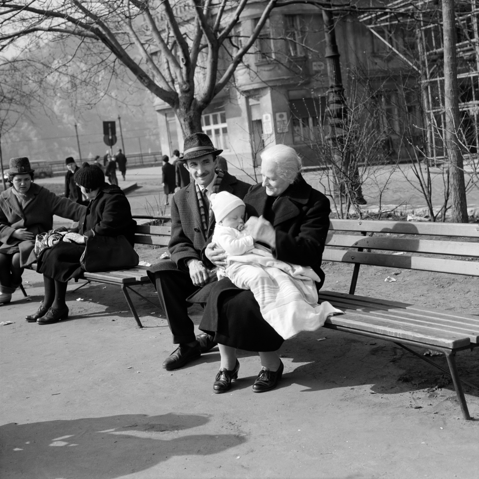 Hungary, Budapest V., Fővám (Dimitrov) tér, háttérben jobbra a Molnár utca torkolata., 1967, Zofia Rydet, woman, bench, kid, Budapest, pacifier, Fortepan #196180
