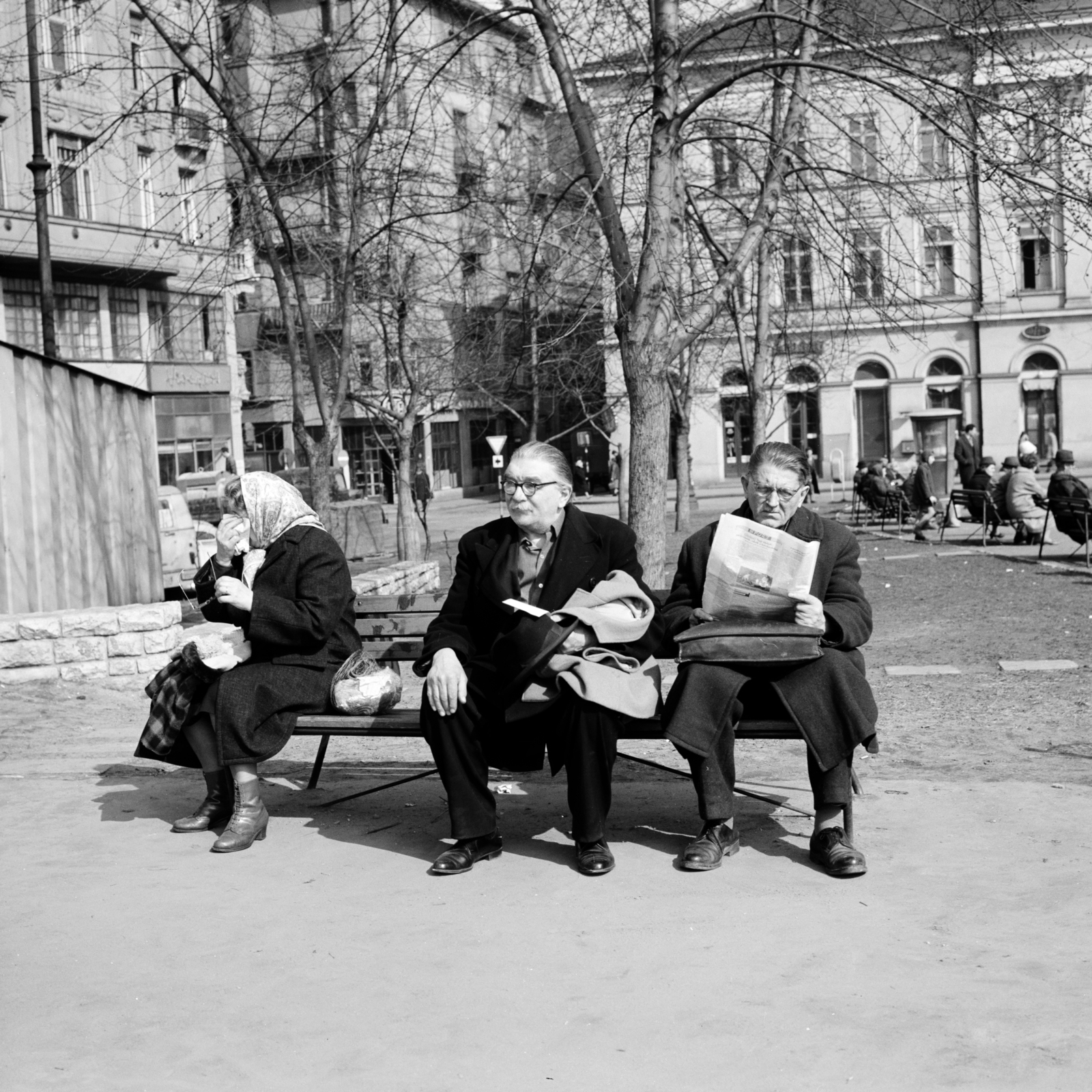 Hungary, Budapest V., Fővám (Dimitrov) tér, háttérben a Váci utca - Só utca sarok., 1967, Zofia Rydet, reading, newspaper, bench, Budapest, Fortepan #196181