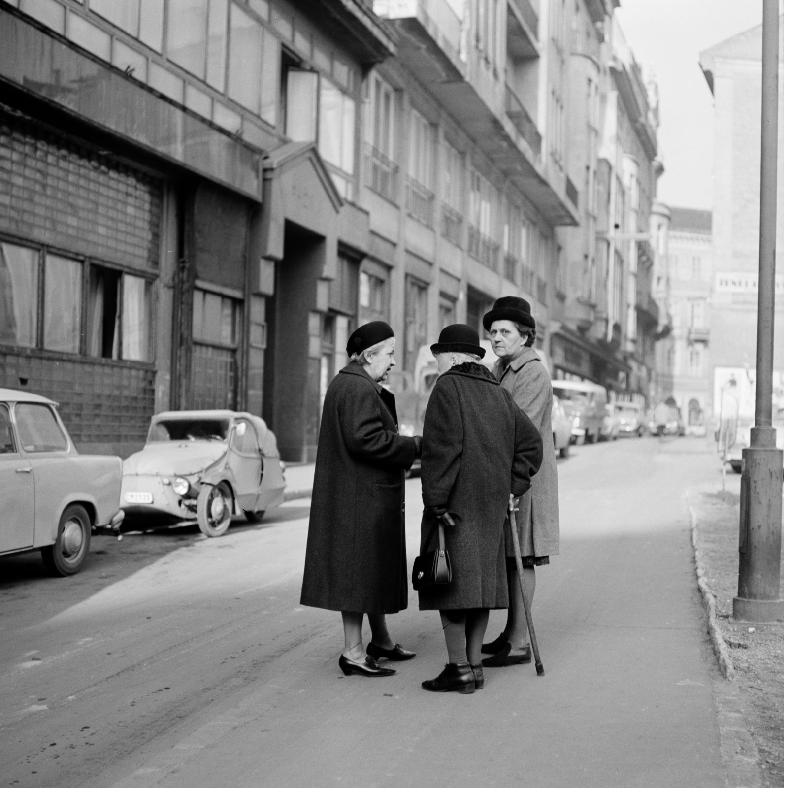 Hungary, Budapest V., Fehér Hajó utca a Sütő utca felé nézve., 1967, Zofia Rydet, Velorex-brand, Budapest, Fortepan #196185
