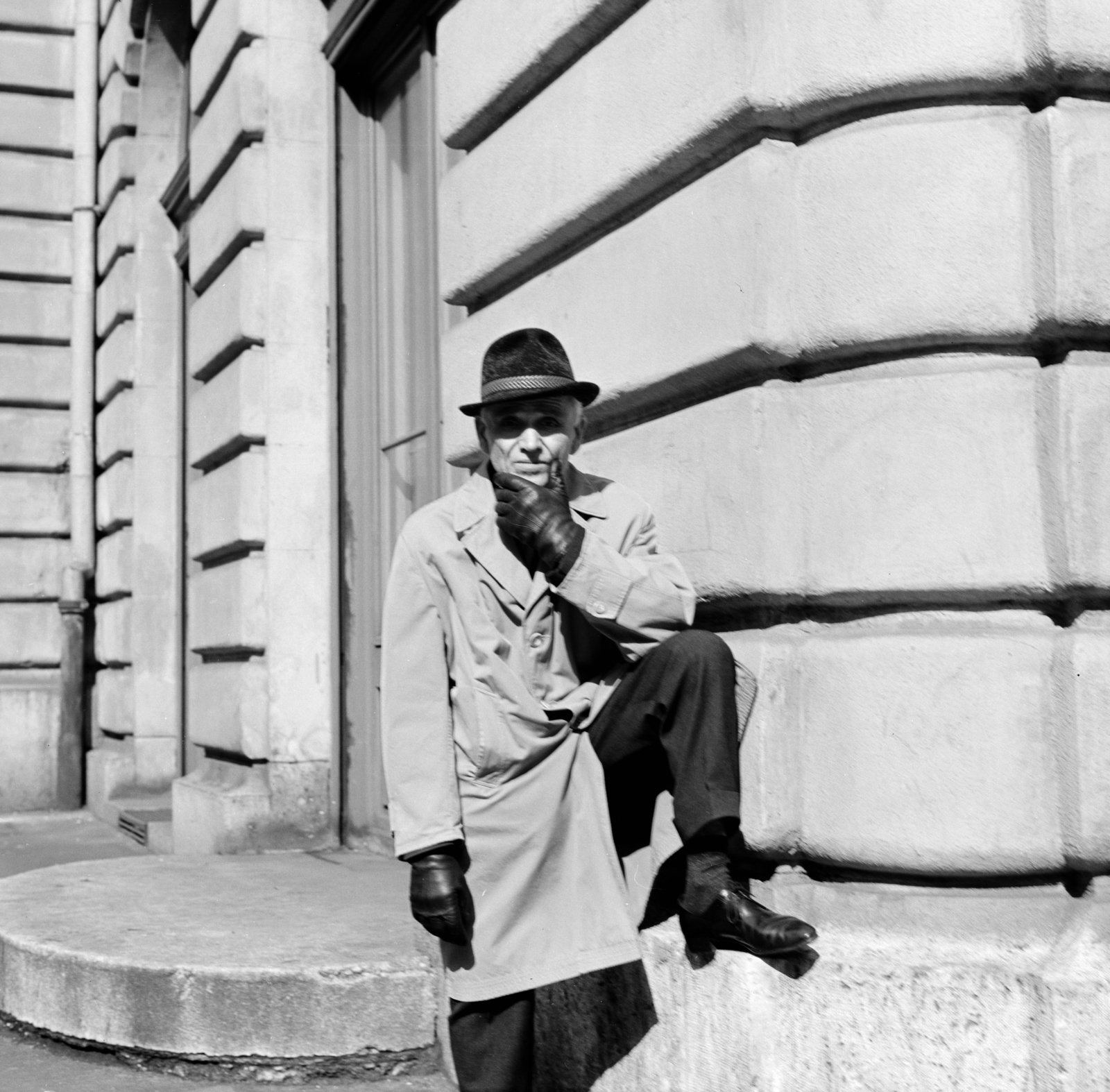 Hungary, Budapest V., Váci utca 38. - Irányi utca sarok, a Tiszti Ház (egykor Országos Tiszti Kaszinó, ma bank)., 1967, Zofia Rydet, hat, gloves, Budapest, Fortepan #196186