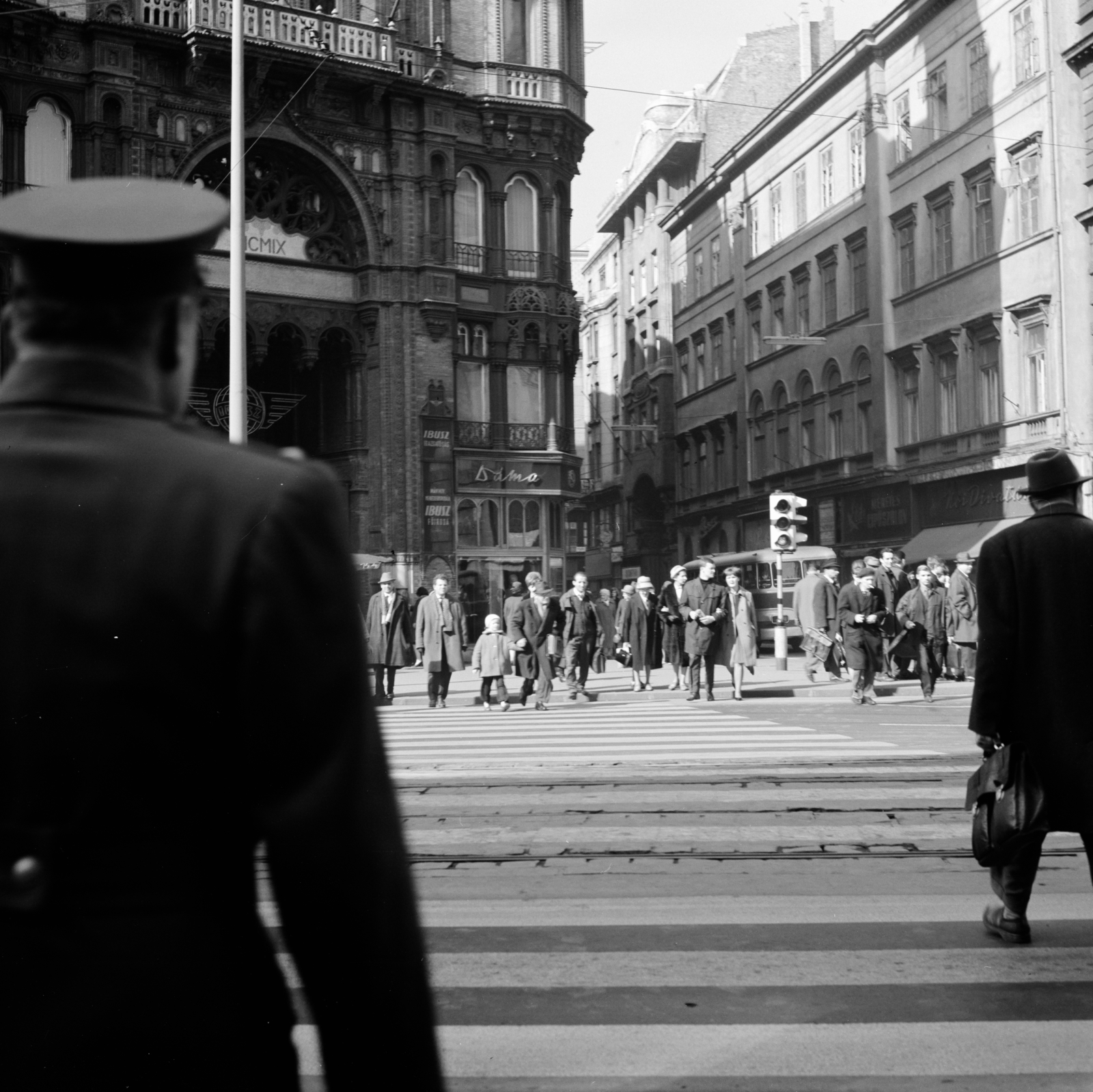 Magyarország, Budapest V., Ferenciek tere (Felszabadulás tér), szemben a Petőfi Sándor utca., 1967, Zofia Rydet, jelzőlámpa, tányérsapka, Budapest, forgalomirányítás, gyalogátkelő, Fortepan #196188