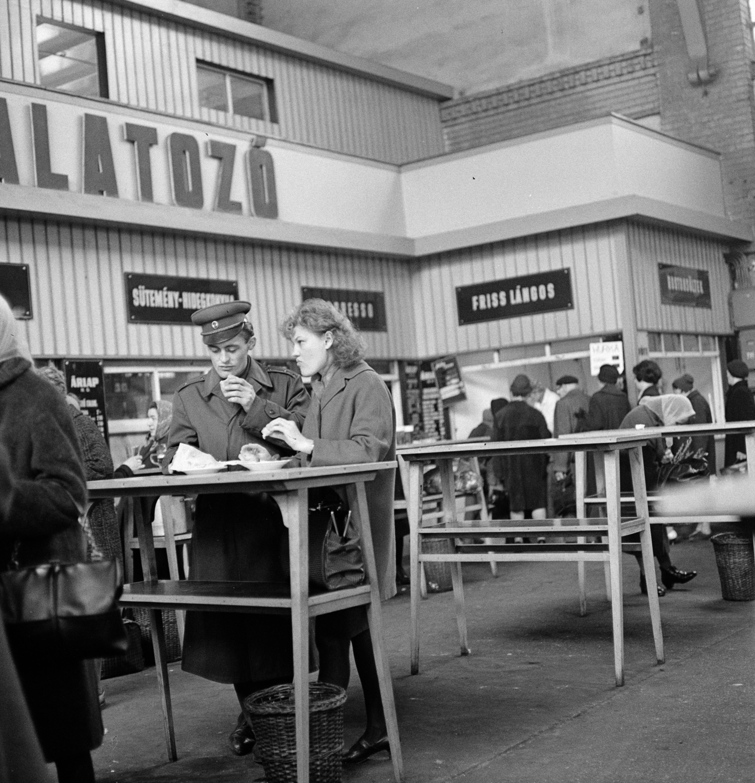 Hungary, Budapest IX., Fővám (Dimitrov) tér, Központi Vásárcsarnok, falatozó a galérián., 1967, Zofia Rydet, cop, buffet, soldier, Budapest, standing table, Fortepan #196193