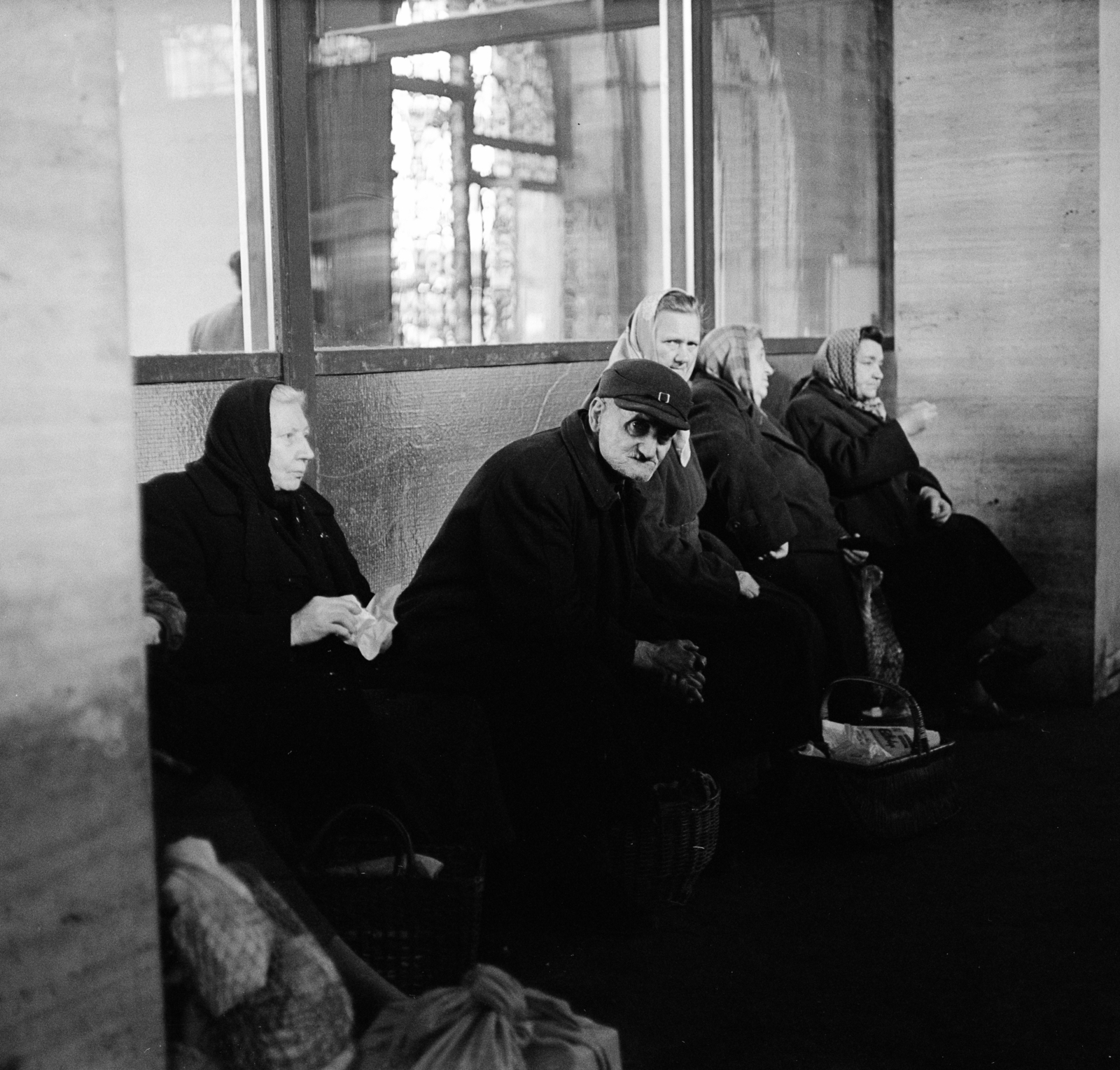 Magyarország, Budapest IX., Fővám (Dimitrov) tér, Központi Vásárcsarnok., 1967, Zofia Rydet, Budapest, batyu, várakozás, Fortepan #196194