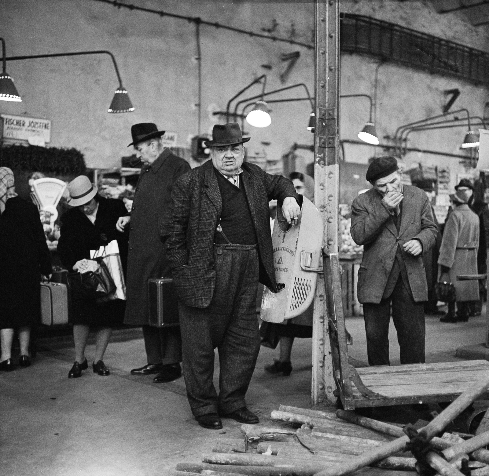 Hungary, Budapest IX., Fővám (Dimitrov) tér, Központi Vásárcsarnok., 1967, Zofia Rydet, market, trash can, Budapest, Fortepan #196195