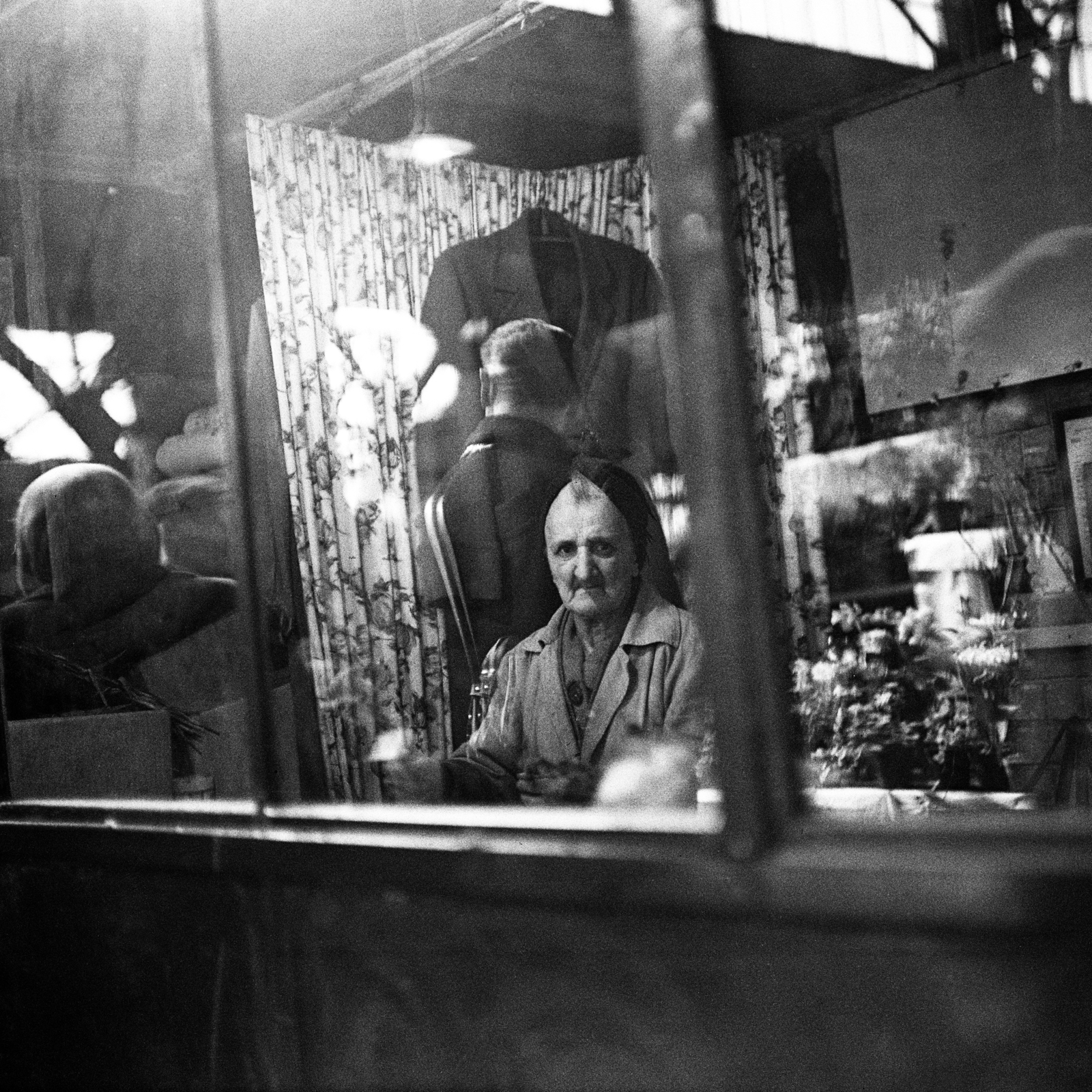 Hungary, Budapest IX., Fővám (Dimitrov) tér, Központi Vásárcsarnok., 1967, Zofia Rydet, Budapest, reflection, florist, Fortepan #196197