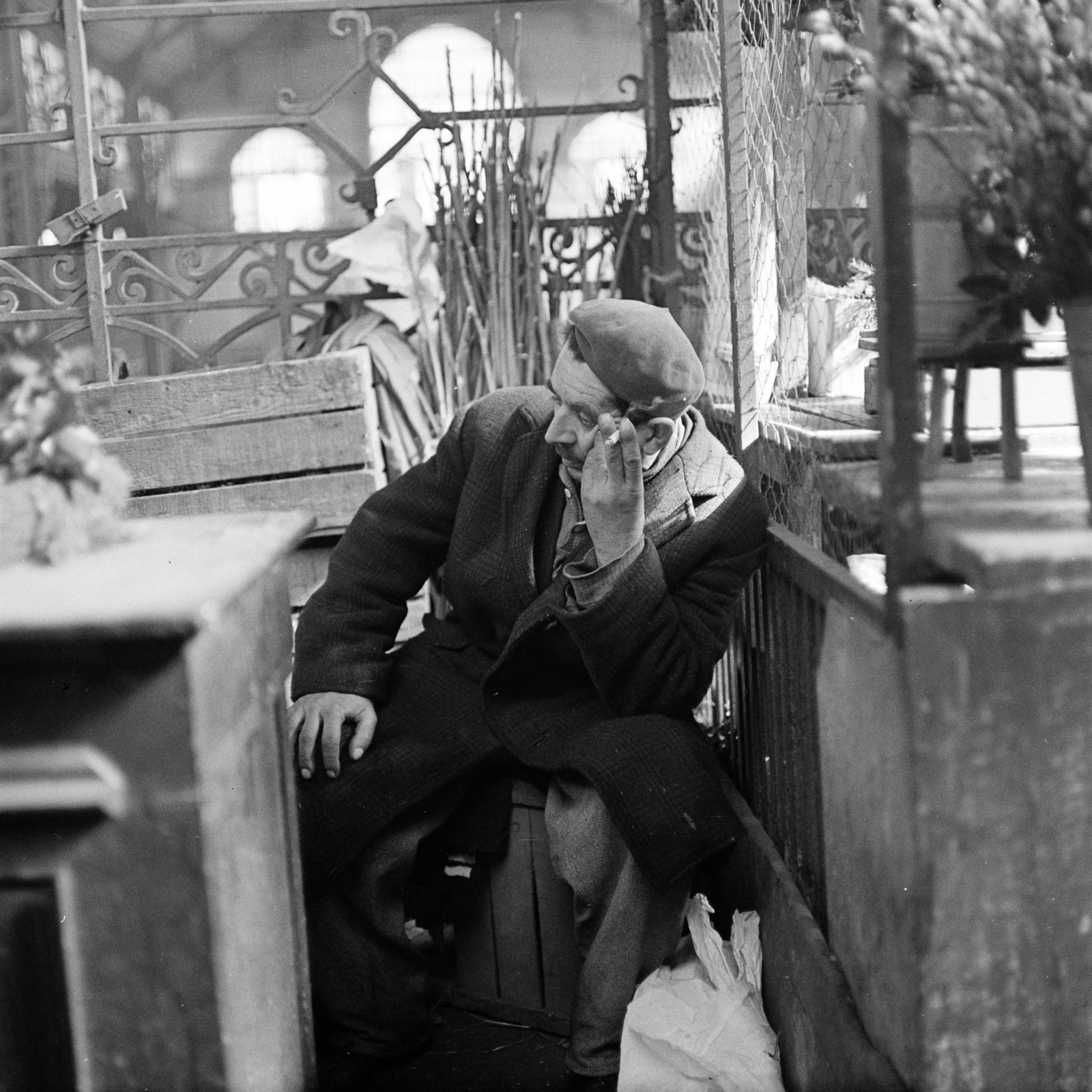 Hungary, Budapest IX., Fővám (Dimitrov) tér, Központi Vásárcsarnok., 1967, Zofia Rydet, beret, Budapest, prop up the head, Fortepan #196198