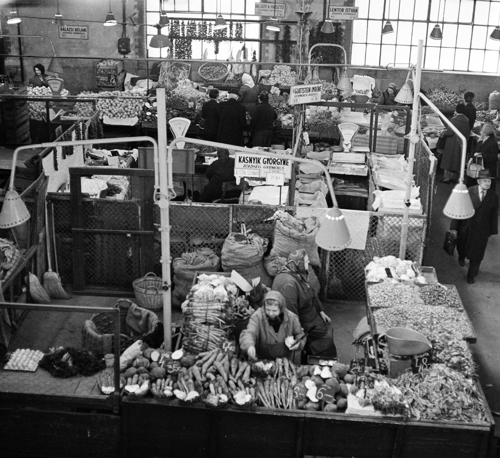 Magyarország, Budapest IX., Fővám (Dimitrov) tér, Központi Vásárcsarnok., 1967, Zofia Rydet, lámpa, piac, kosár, kofa, seprű, árus, zöldség, Budapest, mérleg, Fortepan #196200