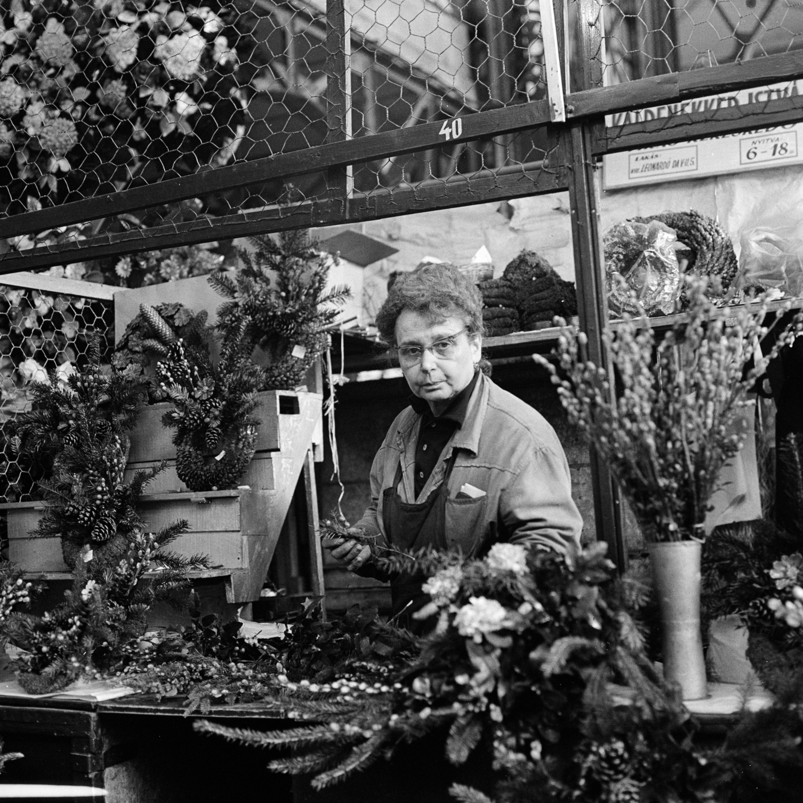 Hungary, Budapest IX., Fővám (Dimitrov) tér, Központi Vásárcsarnok., 1967, Zofia Rydet, wreath, florist, Budapest, pussy willow, Fortepan #196202