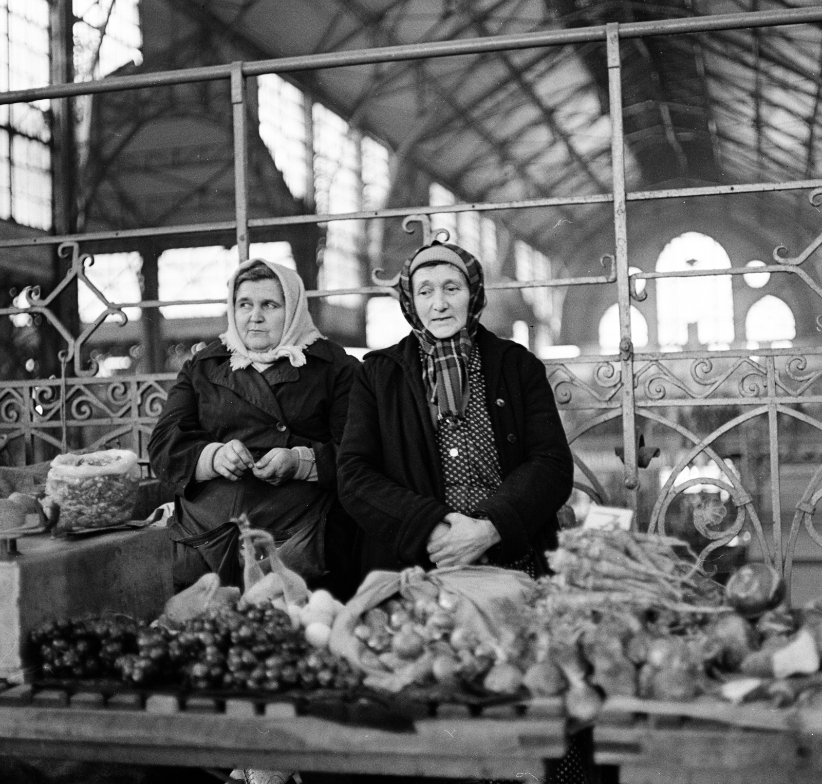 Hungary, Budapest IX., Fővám (Dimitrov) tér, Központi Vásárcsarnok., 1967, Zofia Rydet, market, costermonger, seller, Budapest, Fortepan #196203