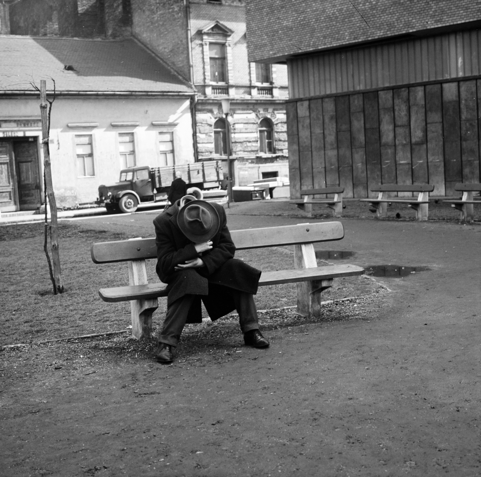 Hungary, Budapest IX., Csarnok tér, háttérben a Ligeti György (Imre) utca házai., 1967, Zofia Rydet, commercial vehicle, bench, sleeping, Budapest, transformer house, Ernő Léstyán-design, Fortepan #196209