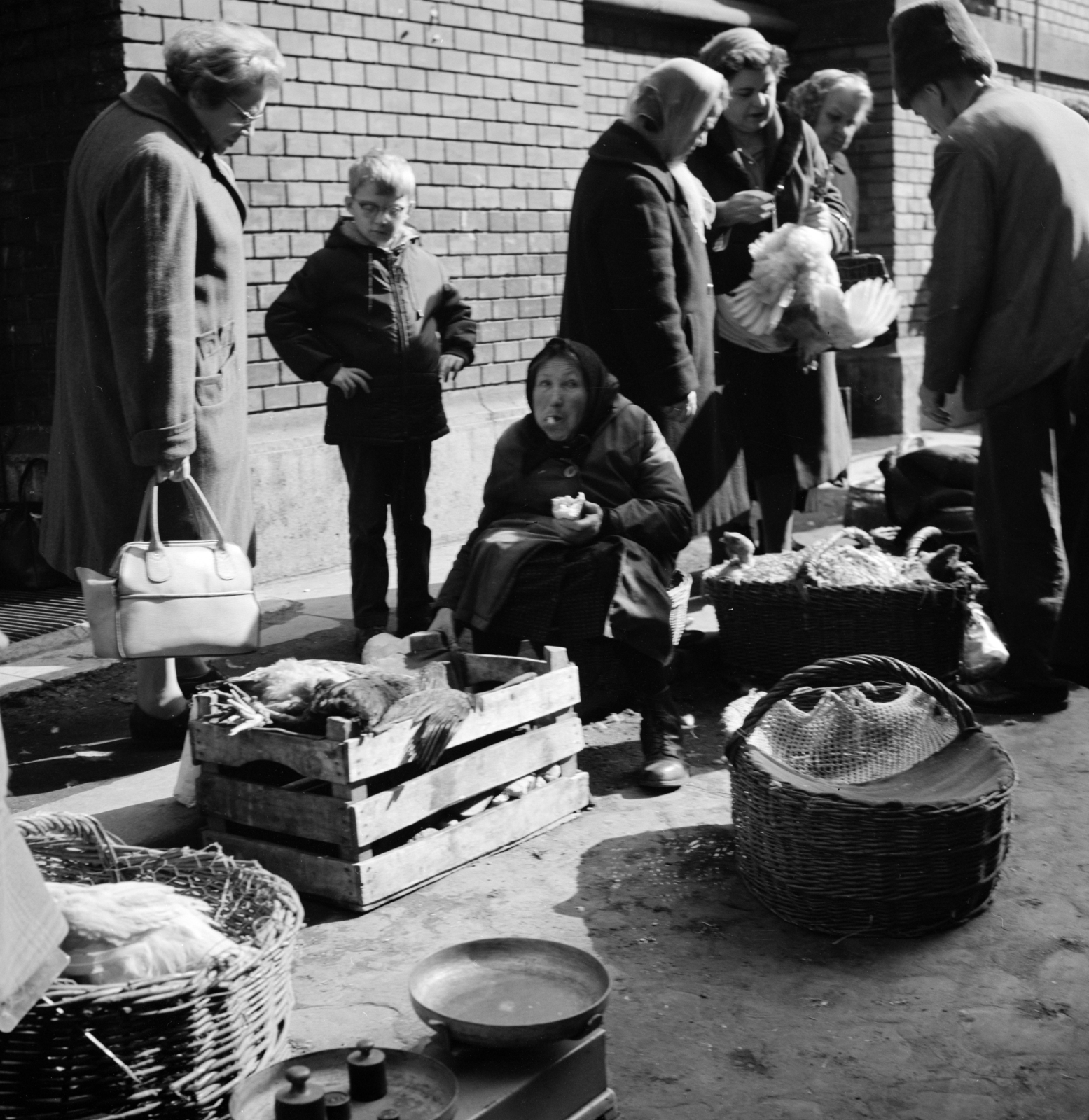 Hungary, Budapest IX., Sóház utca, baromfi vásár a Központi Vásárcsarnok mellett., 1967, Zofia Rydet, market, poultry, basket, costermonger, scale, Budapest, Fortepan #196210