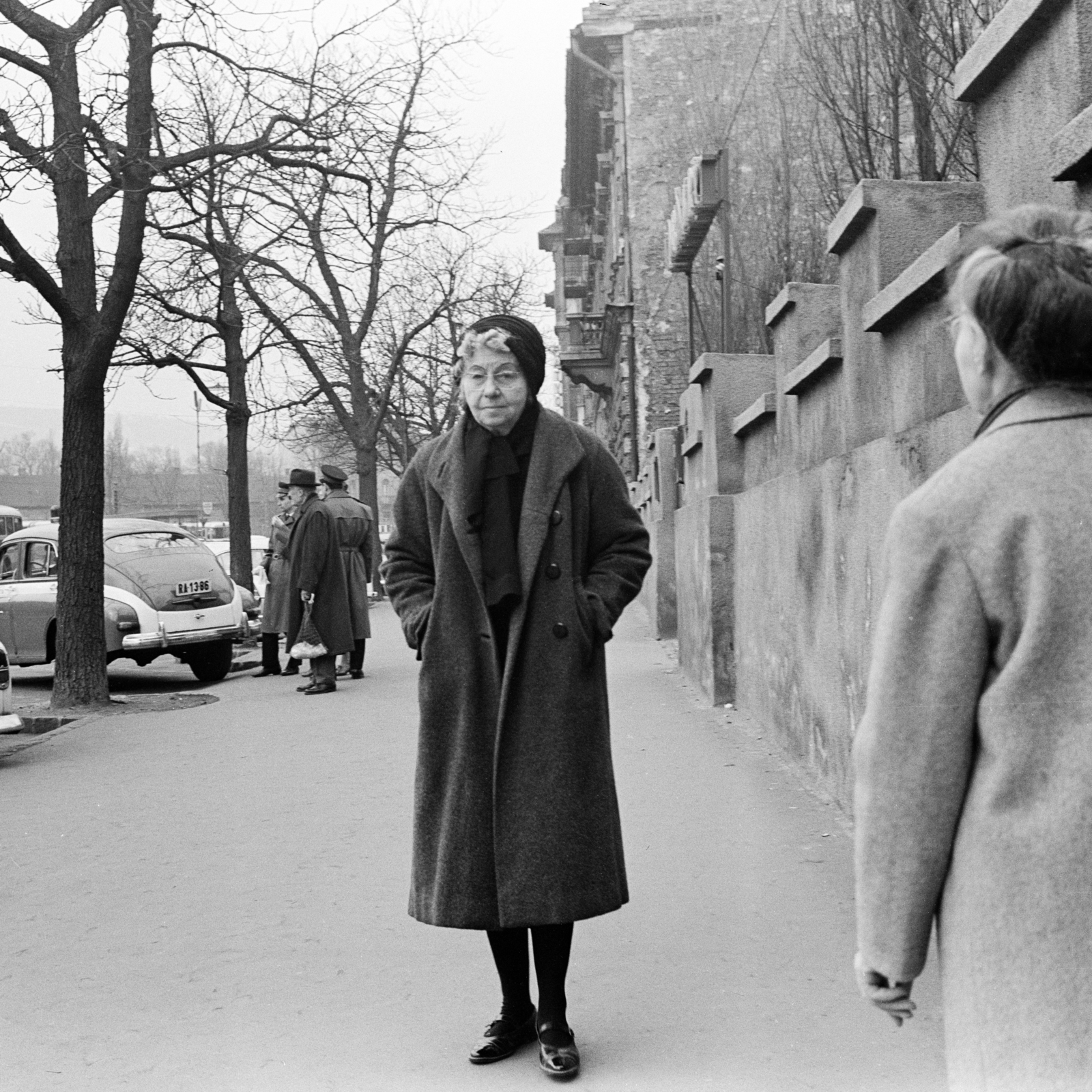 Hungary, Budapest II., Széll Kálmán (Moszkva) tér. A felvétel a Margit körút (Mártírok útja) 101., a Trombitás Kert előtt készült., 1967, Zofia Rydet, cop, police vehicle, Budapest, hands in pockets, Fortepan #196214