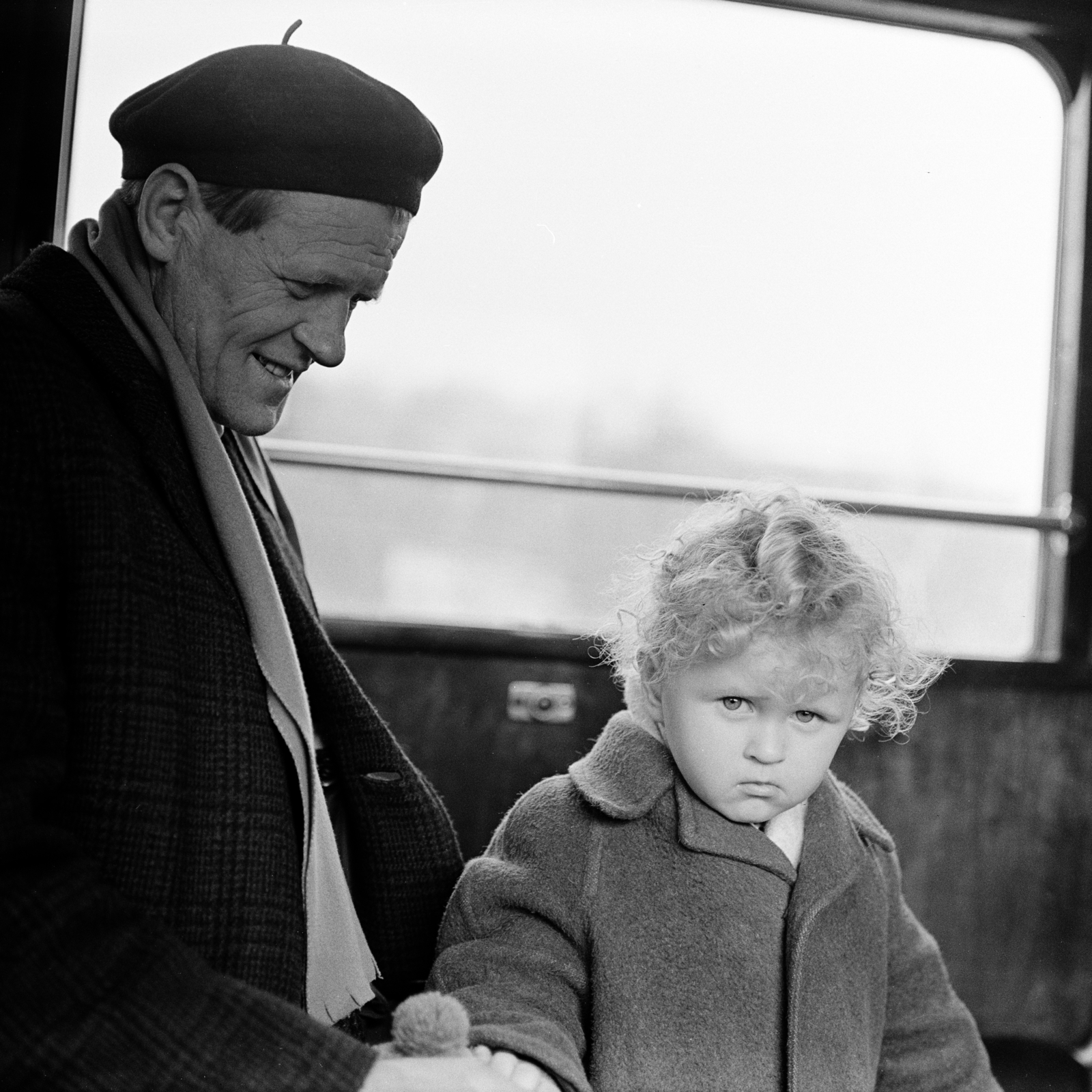 Hungary, Budapest, a felvétel a Gyermekvasút (Úttörővasút) egyik kocsijában készült., 1967, Zofia Rydet, beret, coach, Fortepan #196217