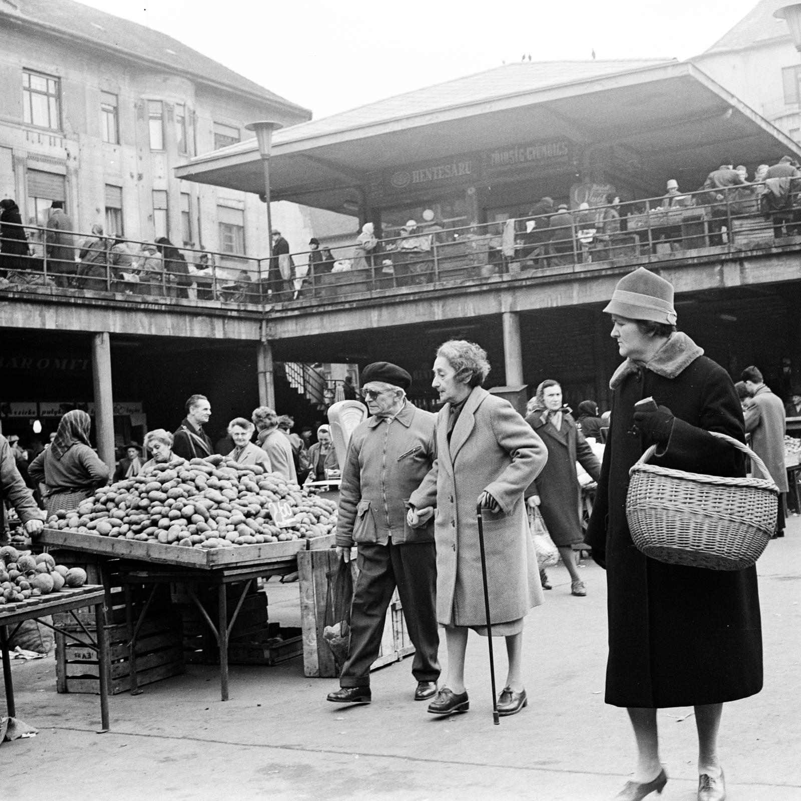Hungary, Budapest II., Fény utcai piac., 1967, Zofia Rydet, market, butcher, basket, walking cane, greengrocer, potato, Budapest, István Sárkány-terv, Fortepan #196219