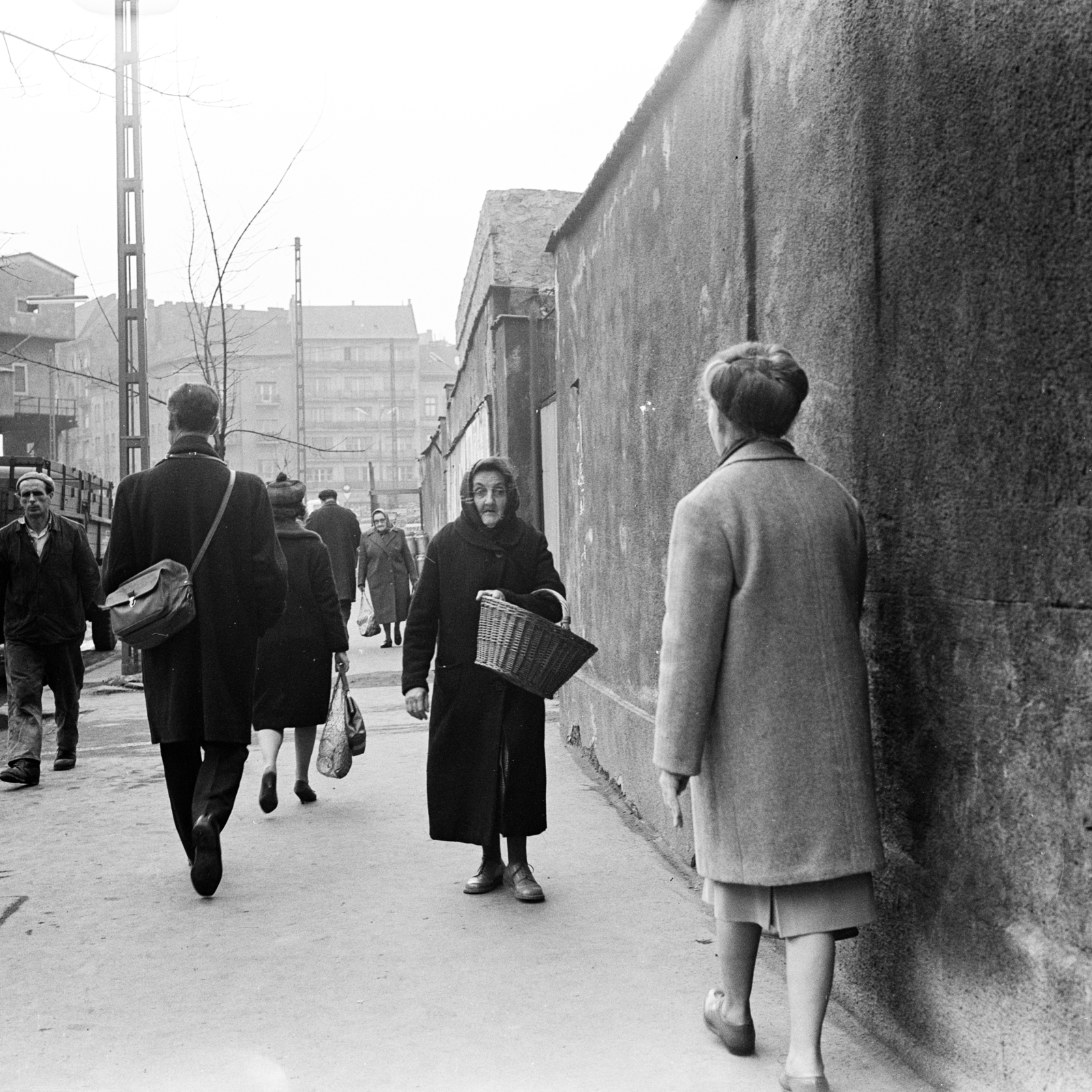 Hungary, Budapest II., Lövőház utca a Széna tér felé nézve. Balra a metróépítés felvonótornya., 1967, Zofia Rydet, basket, Budapest, Fortepan #196220