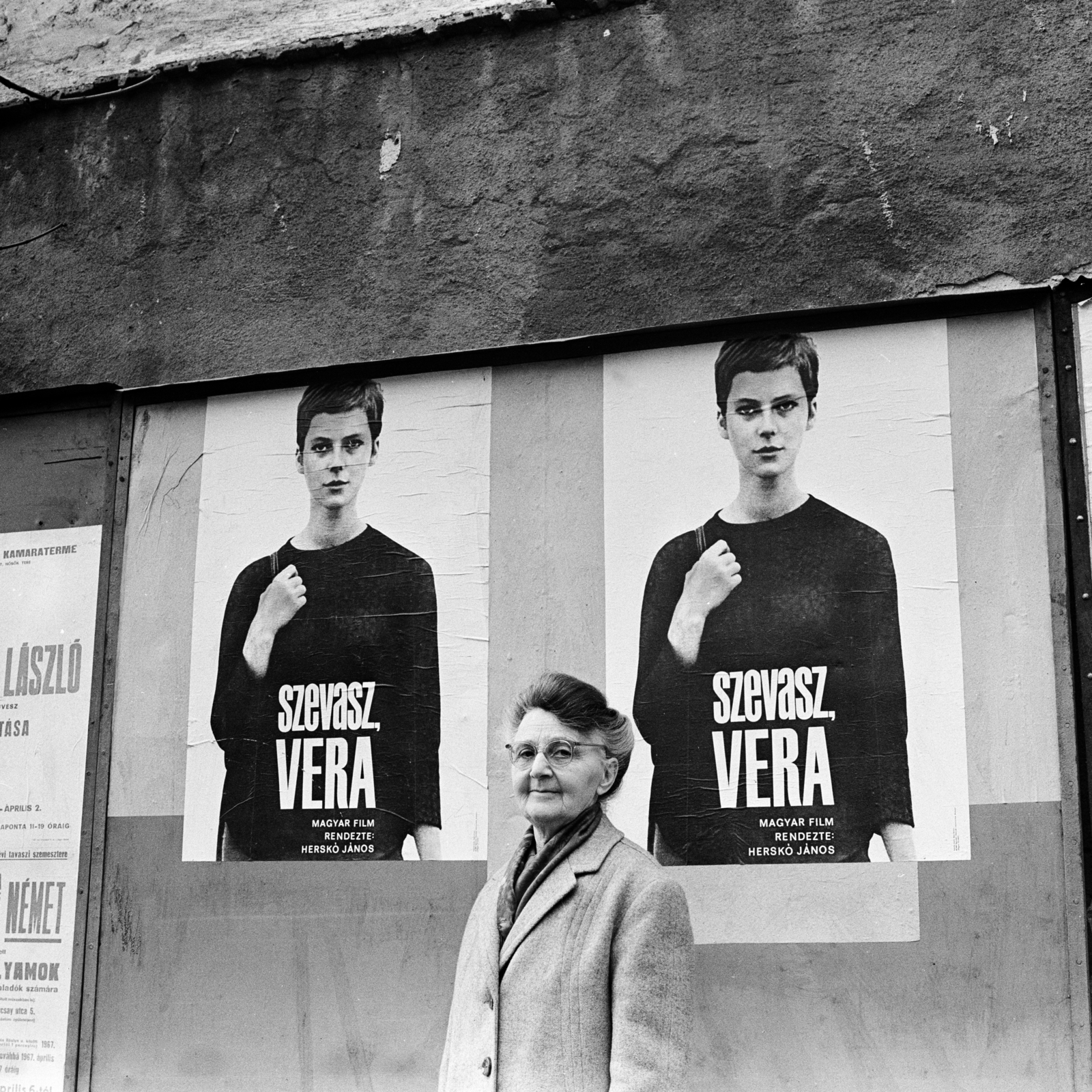 Hungary, Budapest II., Lövőház utca., 1967, Zofia Rydet, poster, glasses, woman, coat, Budapest, Fortepan #196221