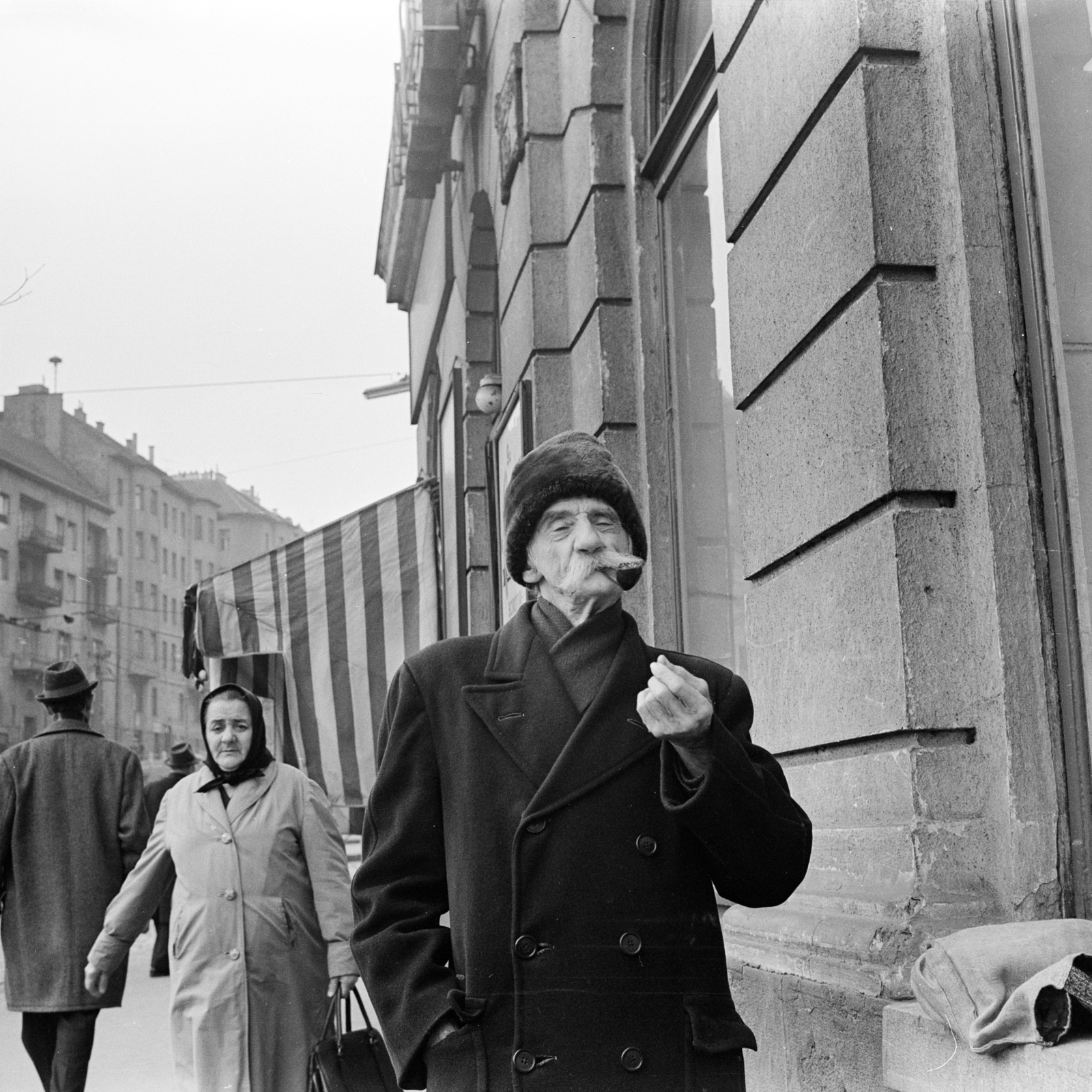 Hungary, Budapest II., a felvétel a Margit körút (Mártírok útja) 91. számú ház előtt készült, háttérben a Vérmező út épületei., 1967, Zofia Rydet, pipe, winter coat, Budapest, Fortepan #196222
