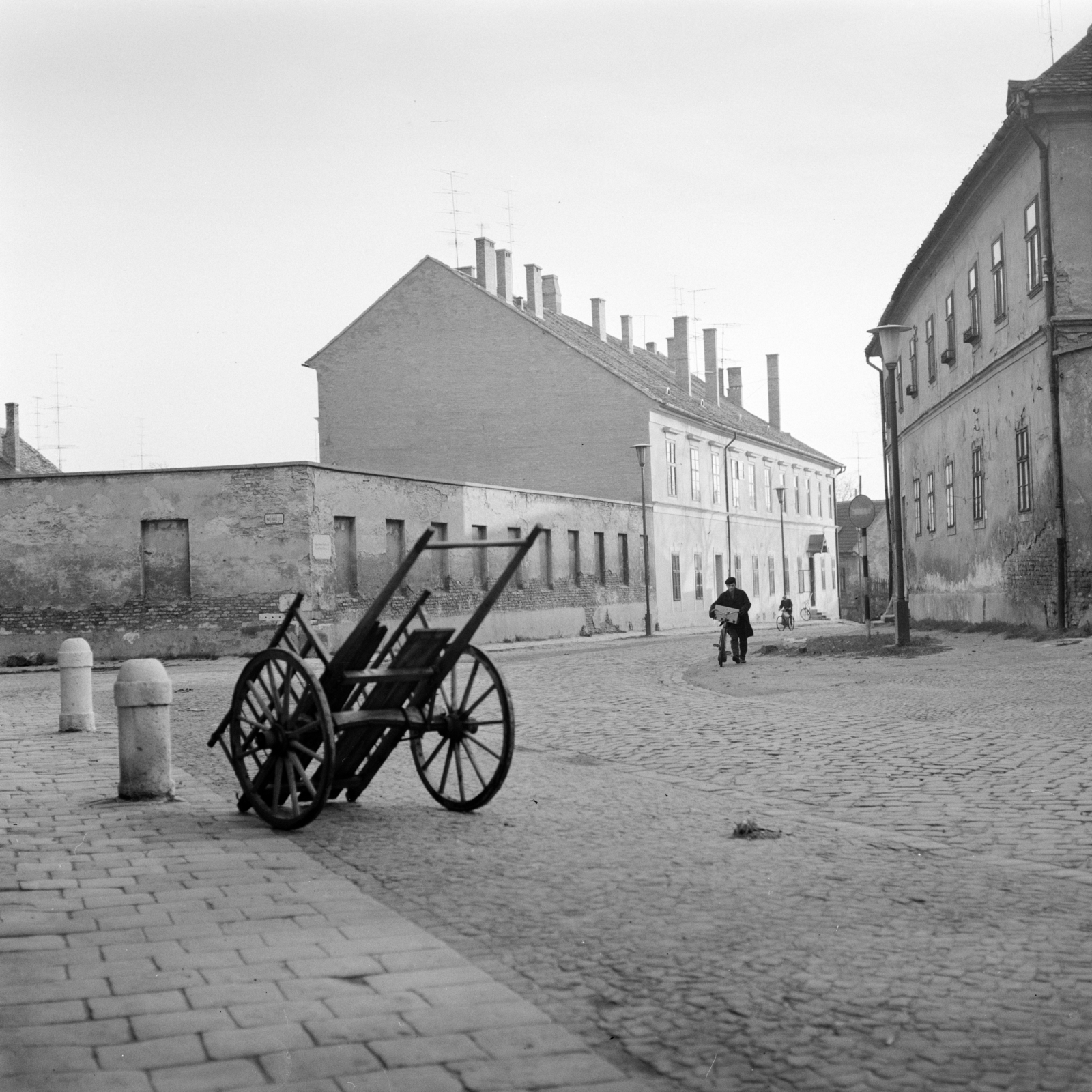 Hungary, Győr, Káptalandomb a Székesegyház előtt, balra az Apor Vilmos püspök tere (Martinovics tér)., 1967, Zofia Rydet, bicycle, handbarrow, Fortepan #196223