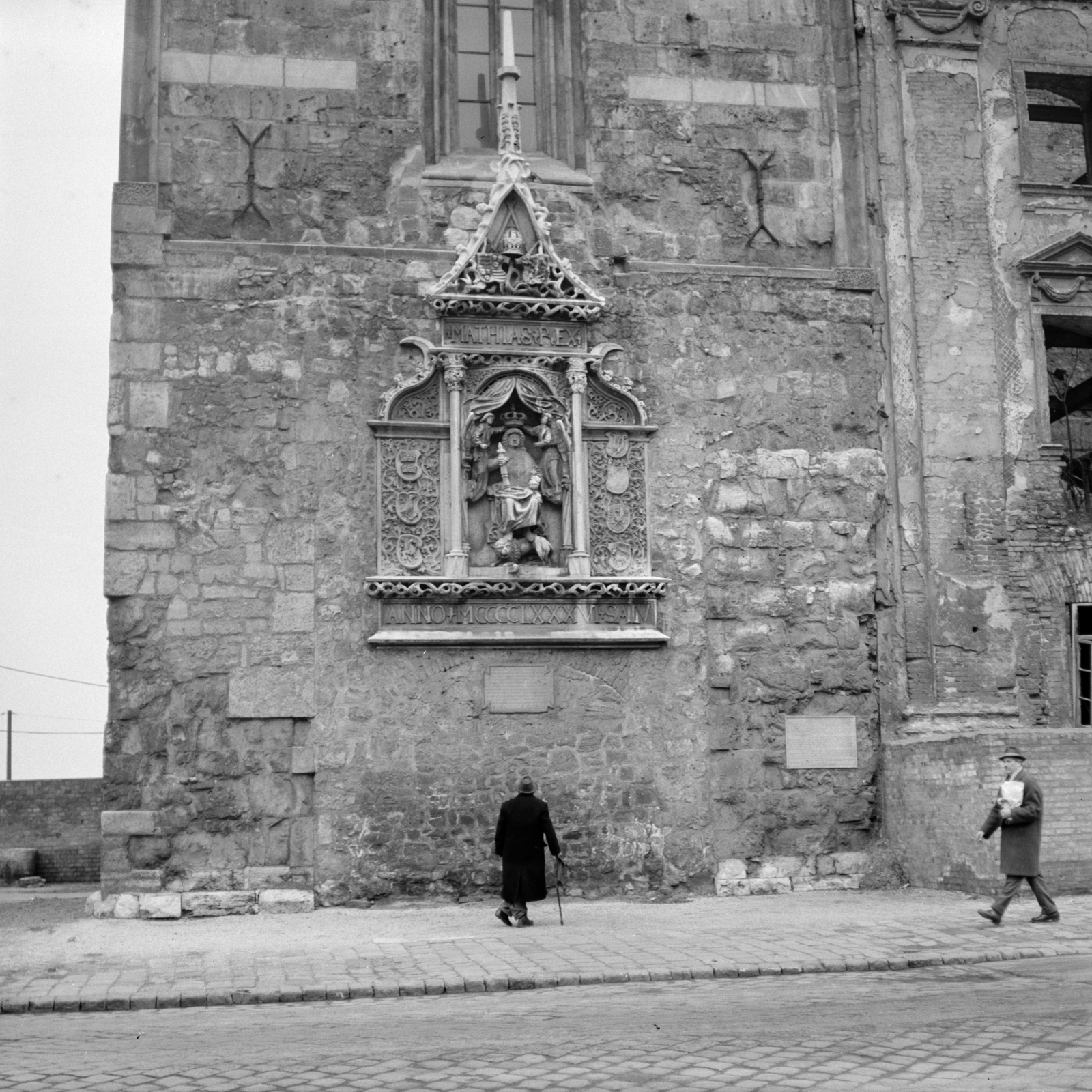 Hungary, Budapest I., Hess András tér, a középkori Szent Miklós-templom tornya, a homlokzaton a Mátyás király-dombormű a bautzeni emlékmű másolata., 1967, Zofia Rydet, Budapest, Fortepan #196225
