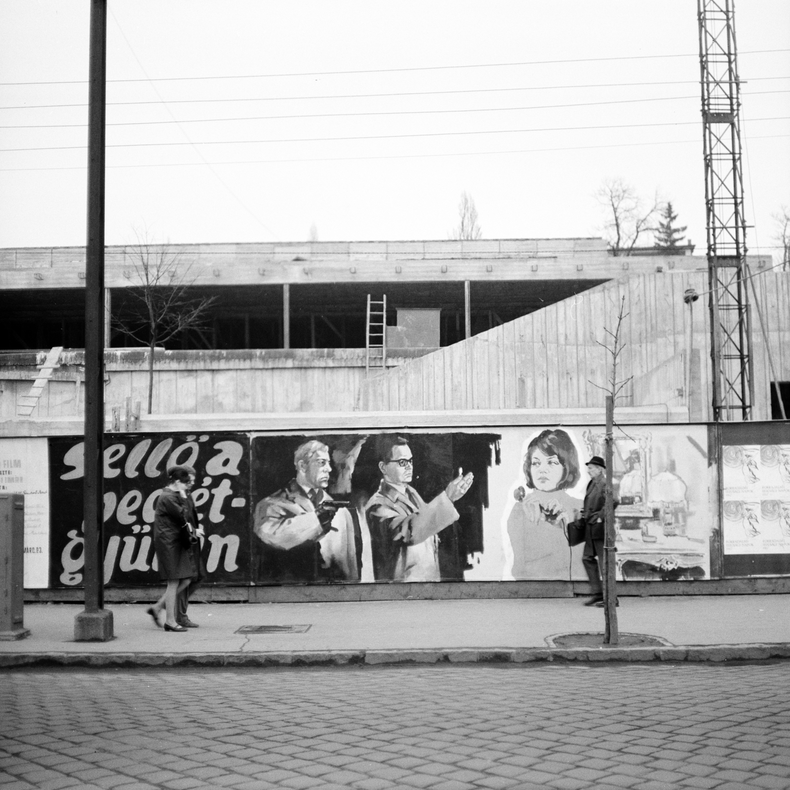 Hungary, Budapest II., Szilágyi Erzsébet fasor, a Budapest körszálló éttermének építkezése., 1967, Zofia Rydet, poster, label, pavement, construction, pedestrian, pylon, movie schedule, Budapest, movie poster, Fortepan #196229