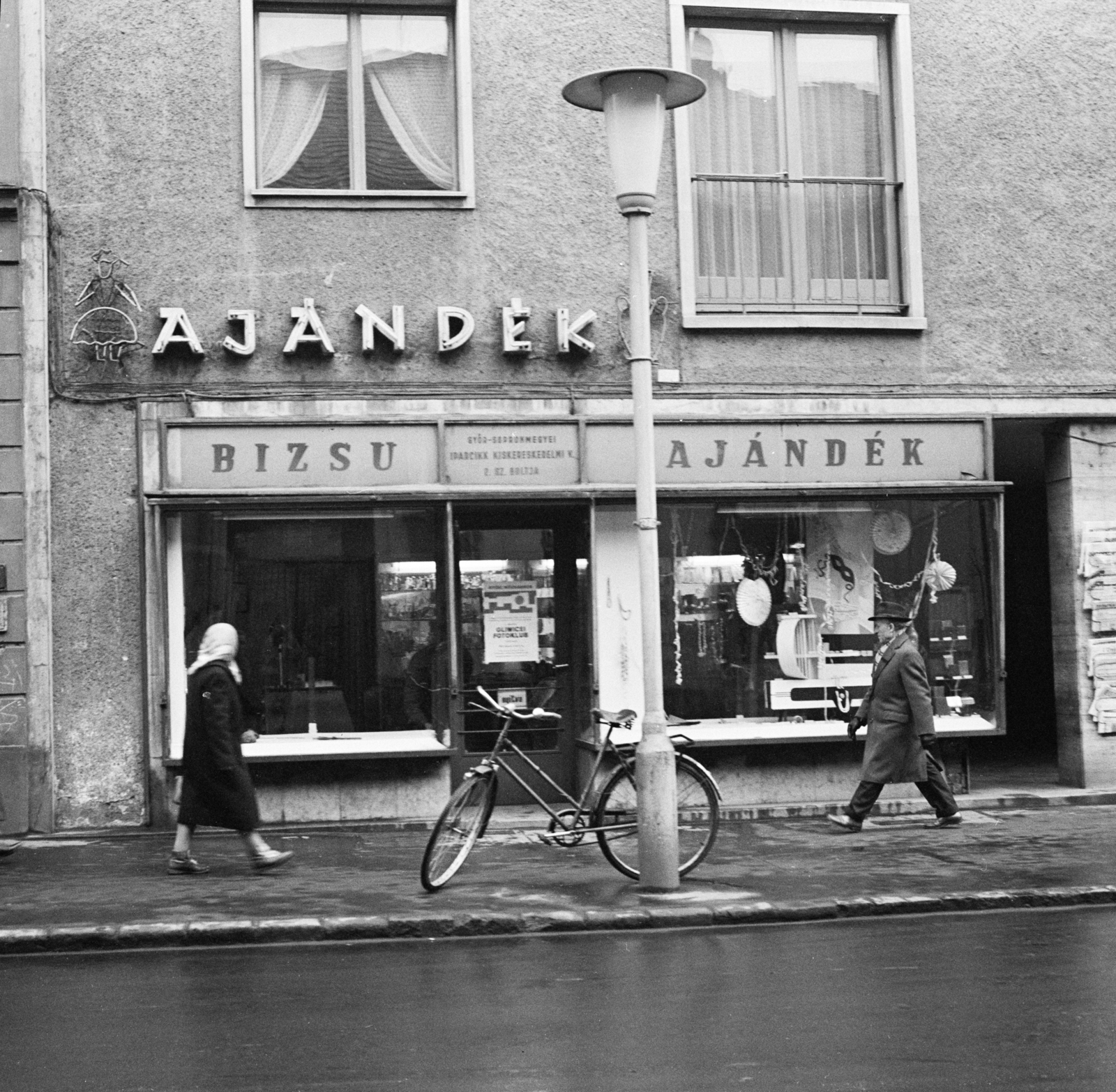 Hungary, Győr, üzlet a Baross (Lenin) út 30. számú házban., 1967, Zofia Rydet, bicycle, Show window, candelabra, lamp post, neon sign, photo aspect ratio: square, Fortepan #196230
