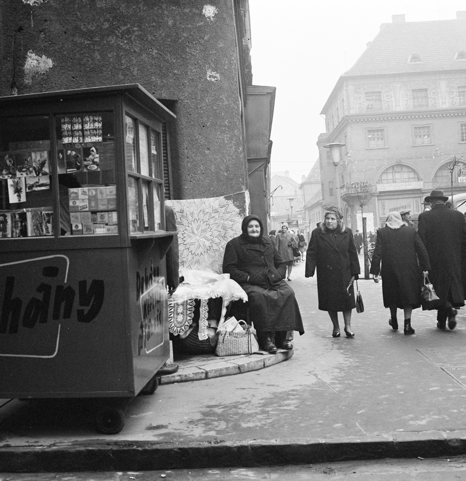 Hungary, Győr, Kisfaludy utca - Baross (Lenin) út sarok., 1967, Zofia Rydet, handcraft, tobacco shop, woman, lace, bag, old person, Fortepan #196232