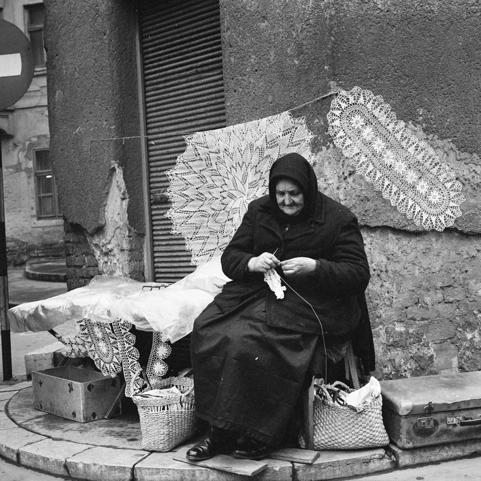 Hungary, Győr, Kisfaludy utca - Baross (Lenin) út sarok., 1967, Zofia Rydet, suitcase, handcraft, woman, lace, bag, old person, Fortepan #196233