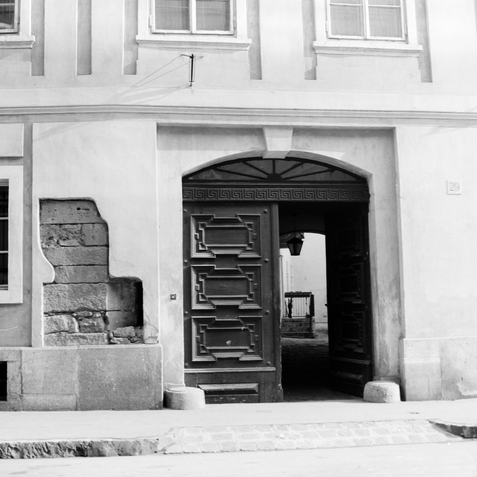 Hungary, Budapest I., az Úri utca 29. számú ház., 1967, Zofia Rydet, gateway, curb, Budapest, Fortepan #196238
