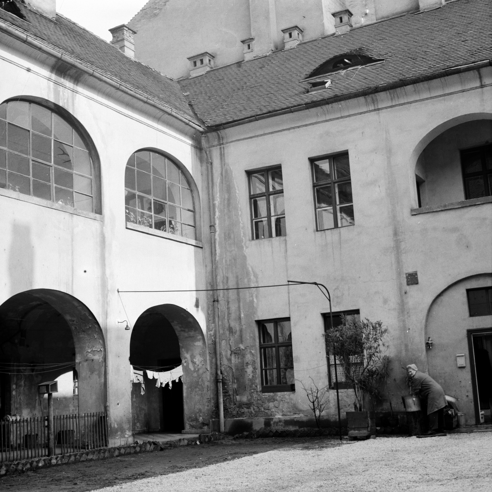 Hungary, Budapest I., az Úri utca 39. számú ház udvara., 1967, Zofia Rydet, clothes-horse, Budapest, Fortepan #196239