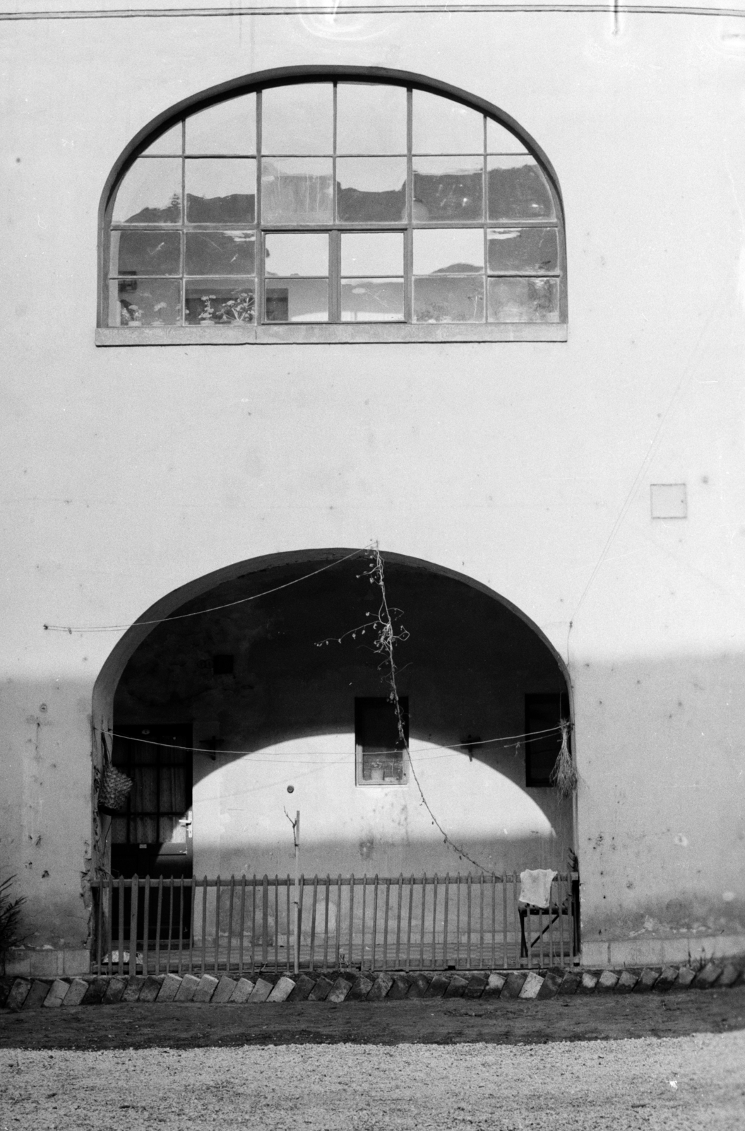 Hungary, Budapest I., az Úri utca 39. számú ház udvara., 1967, Zofia Rydet, window, arch, Budapest, Fortepan #196240