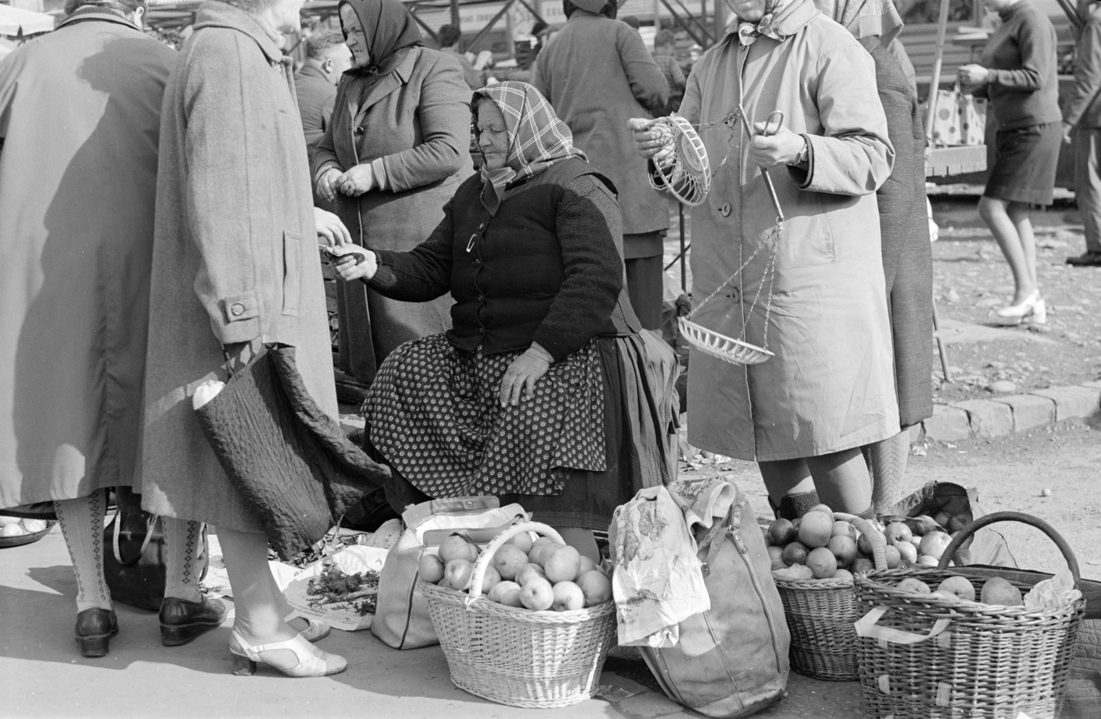 Slovakia, Žilina, 1972, Zofia Rydet, basket, costermonger, headscarf, seller, Fortepan #196244