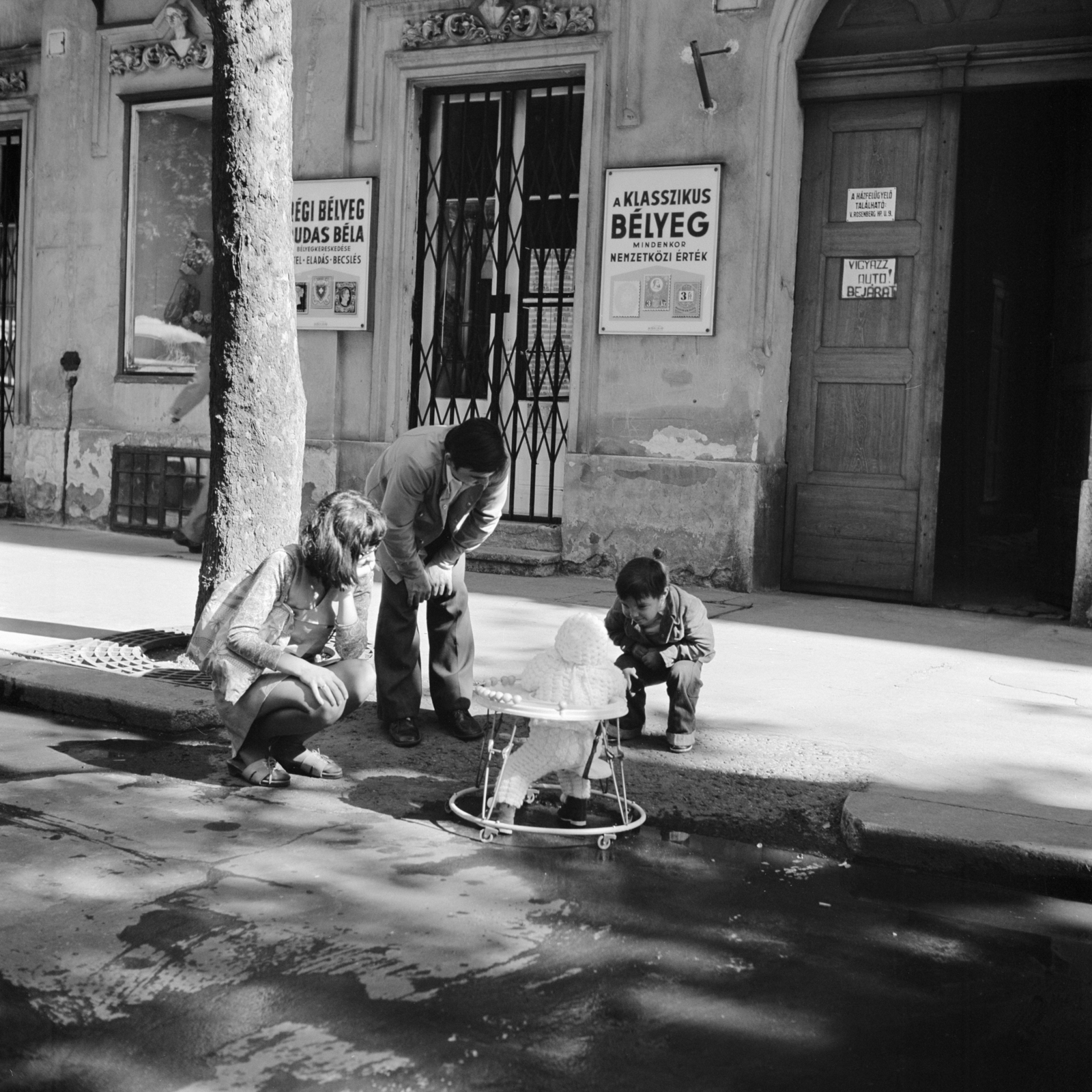 Hungary, Budapest V., Hold (Rosenberg házaspár) utca 5., a Grinzweil-ház., 1974, Zofia Rydet, kid, gateway, Budapest, squatting, baby walker, Fortepan #196252