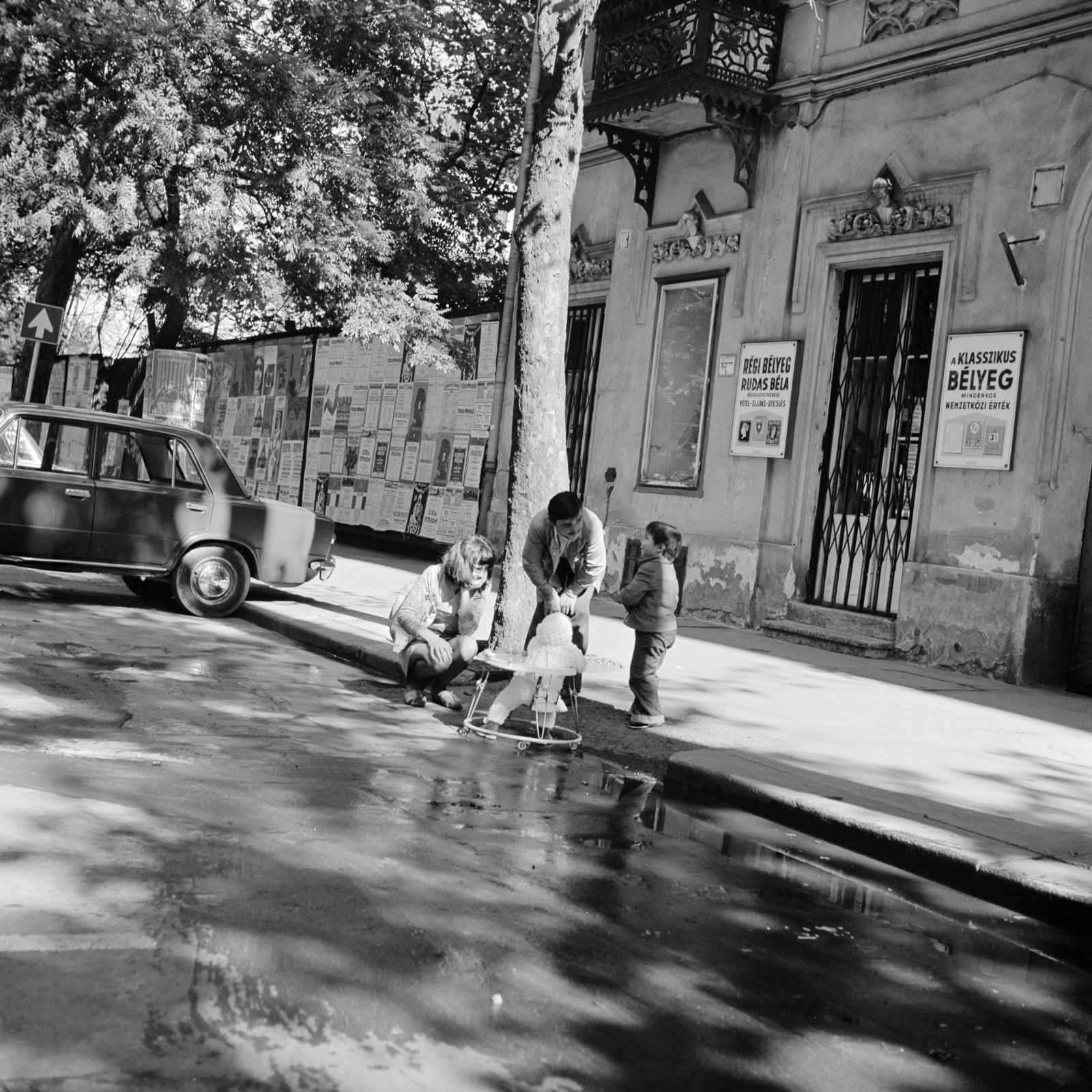 Hungary, Budapest V., Hold (Rosenberg házaspár) utca 5., a Grinzweil-ház., 1974, Zofia Rydet, kid, Budapest, squatting, baby walker, Fortepan #196253