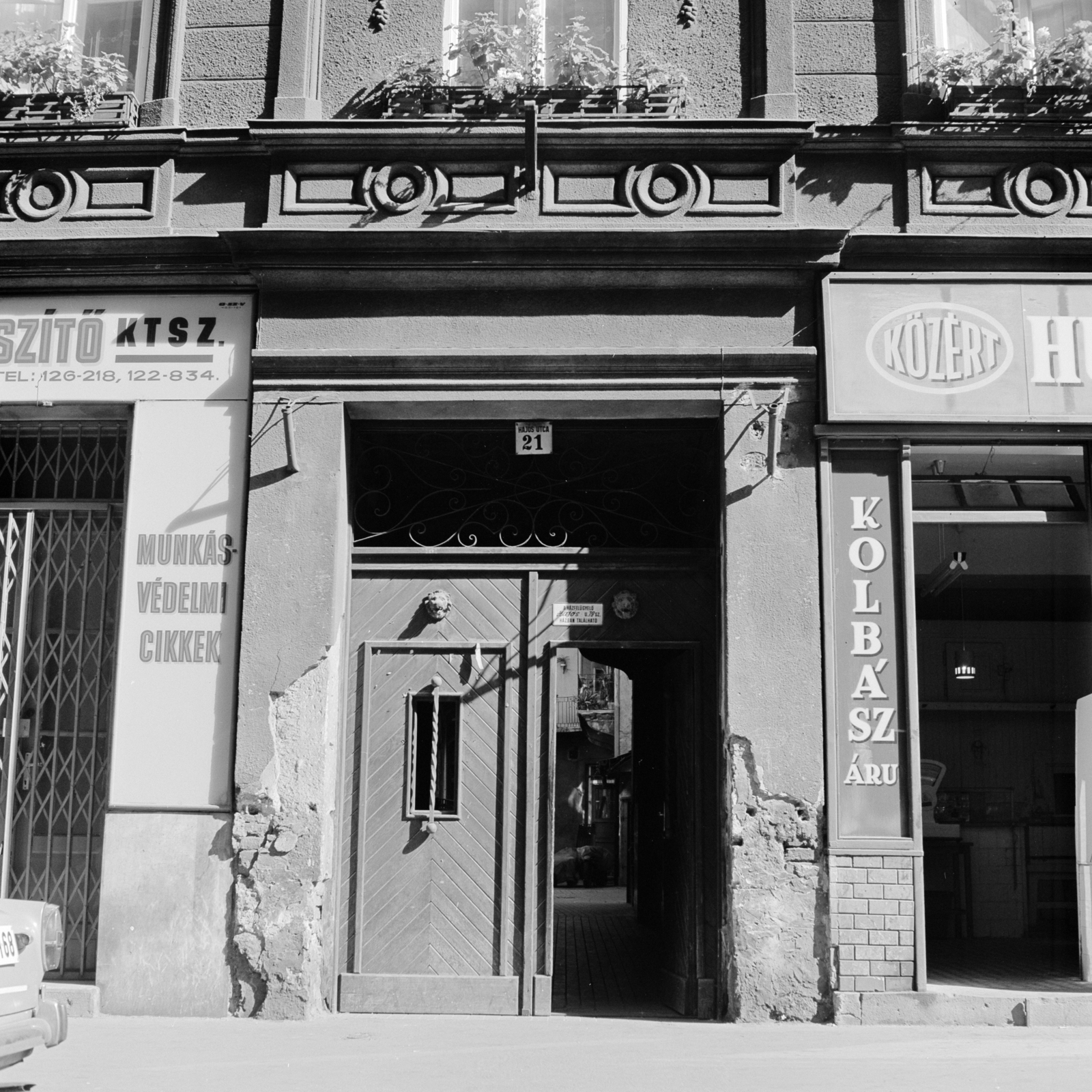 Hungary, Budapest VI., a Hajós utca 21. számú ház., 1974, Zofia Rydet, gate, gateway, Budapest, grocery store, Közért Company, sausage, Fortepan #196255