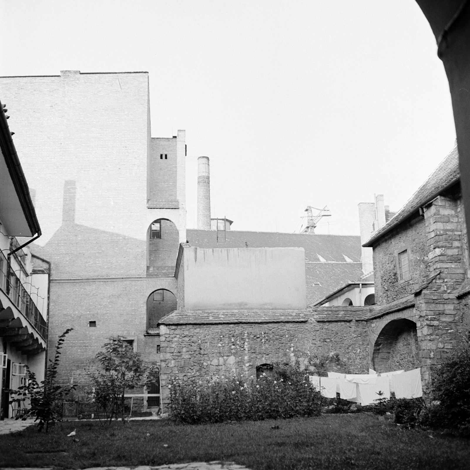 Hungary, Budapest I., az Úri utca 37. számú ház udvara, balra az Országház utca 12. számú ház tűzfala., 1974, Zofia Rydet, chimney, Budapest, Fortepan #196260