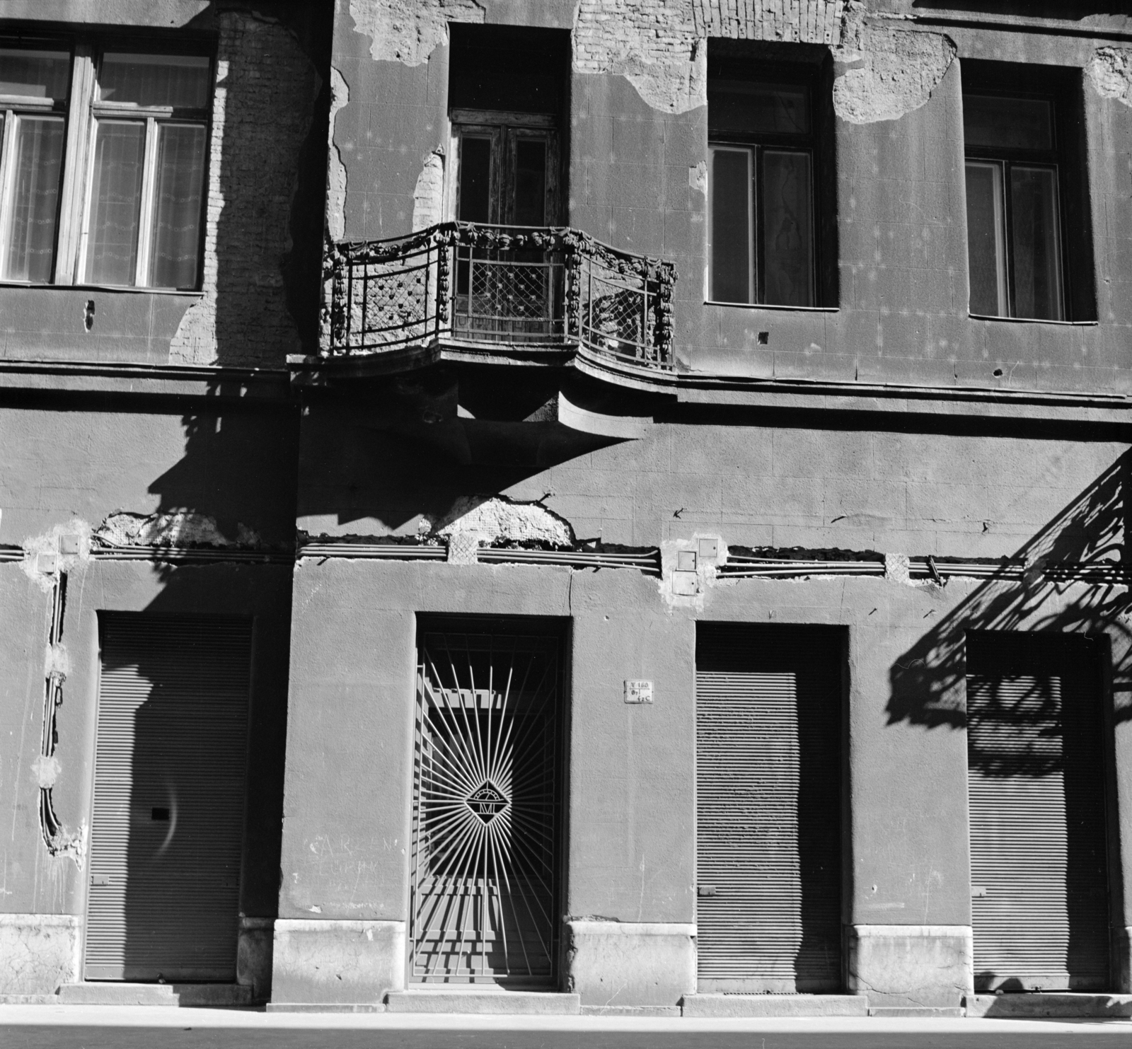 Hungary, Budapest V., a Nádor (Münnich Ferenc) utca 23. számú ház., 1974, Zofia Rydet, balcony, Budapest, Fortepan #196264