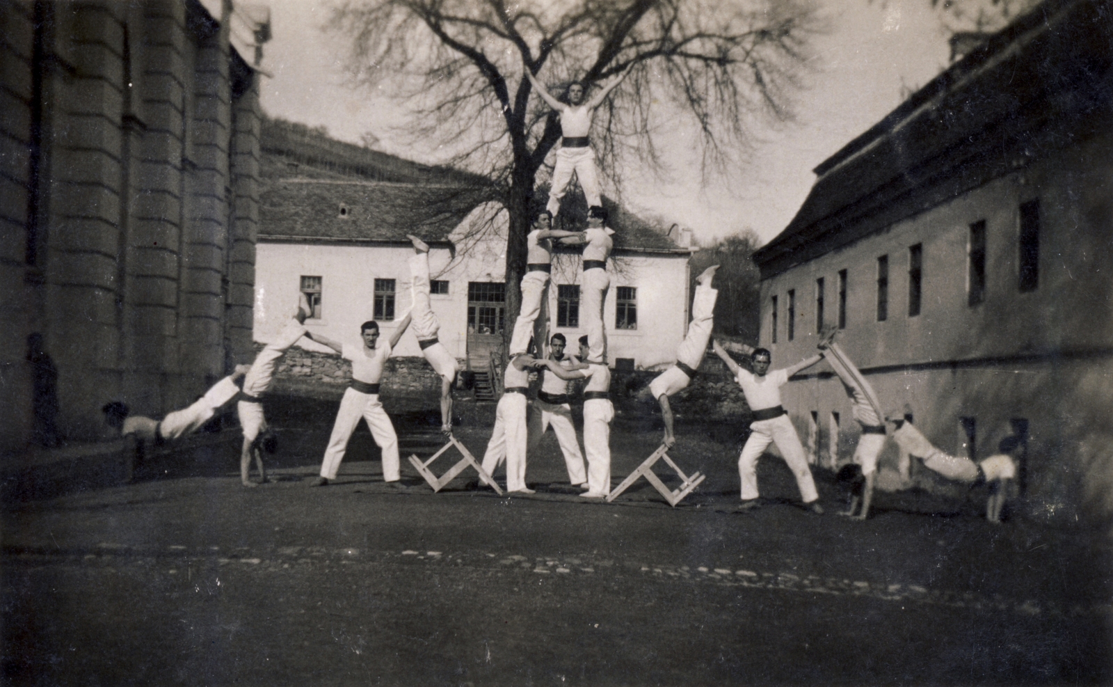 Romania,Transylvania, Aiud, tornabemutató a református tanítóképző Bethlen kollégiumának udvarán., 1932, Bessenyei István, feat, human pyramid, Fortepan #196269