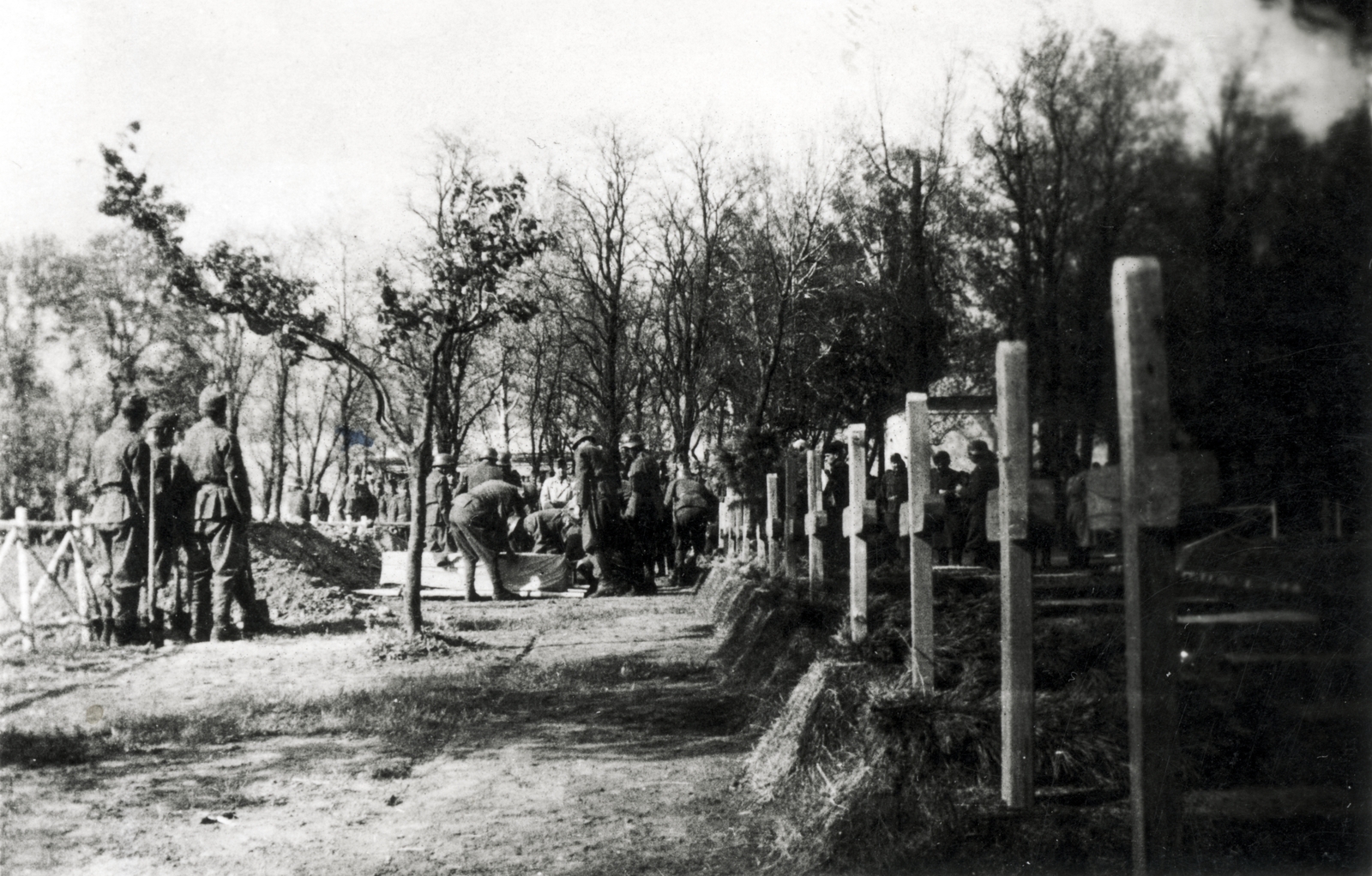 Ukraine, a Magyar Királyi Honvédség 25. gyalogezred katonái elesett társaikat temetik., 1943, Bessenyei István, funeral, Fortepan #196271