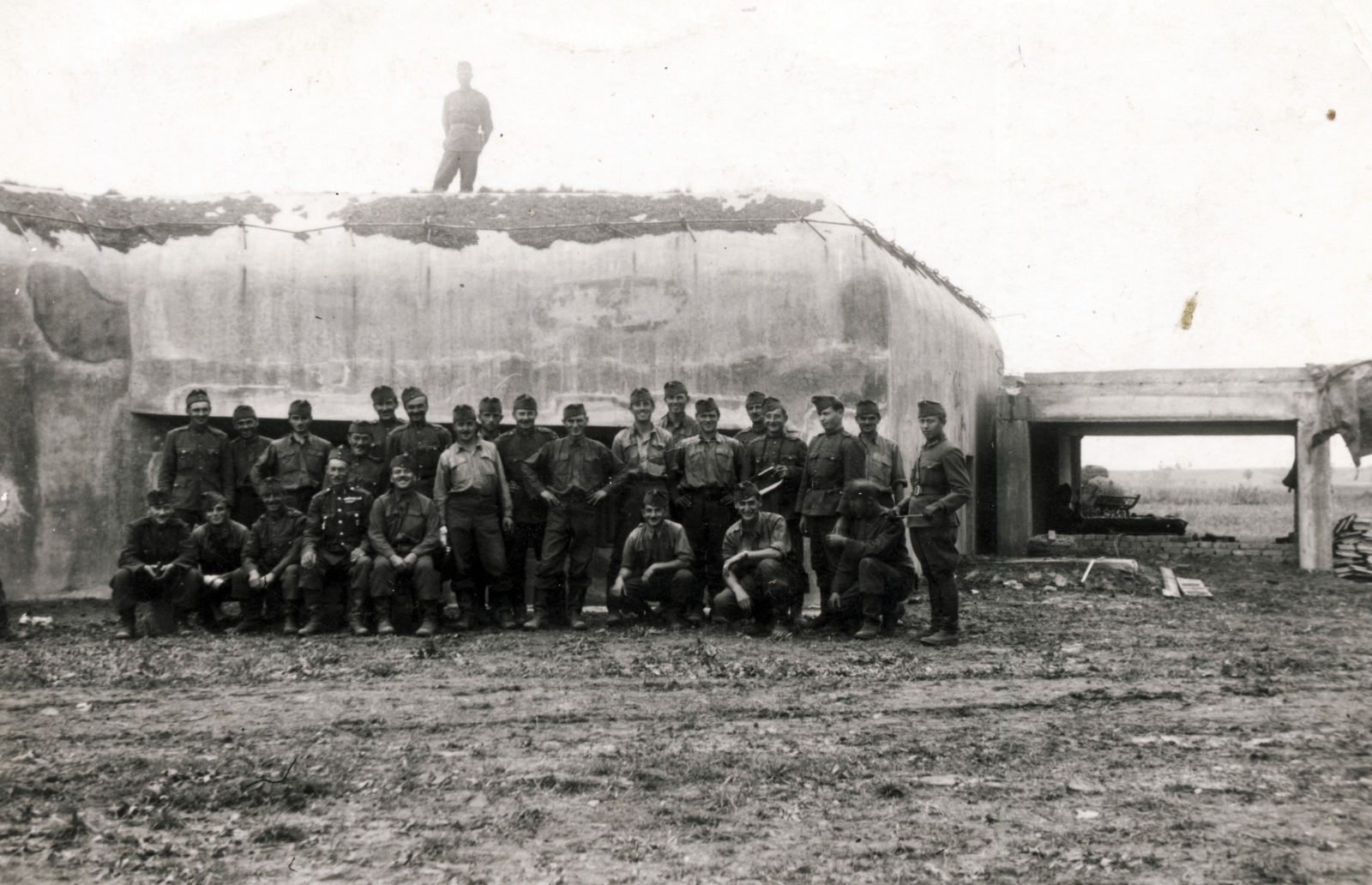 Ukraine, a Magyar Királyi Honvédség 25. gyalogezred katonái egy erőd előtt., 1942, Bessenyei István, Fortepan #196273